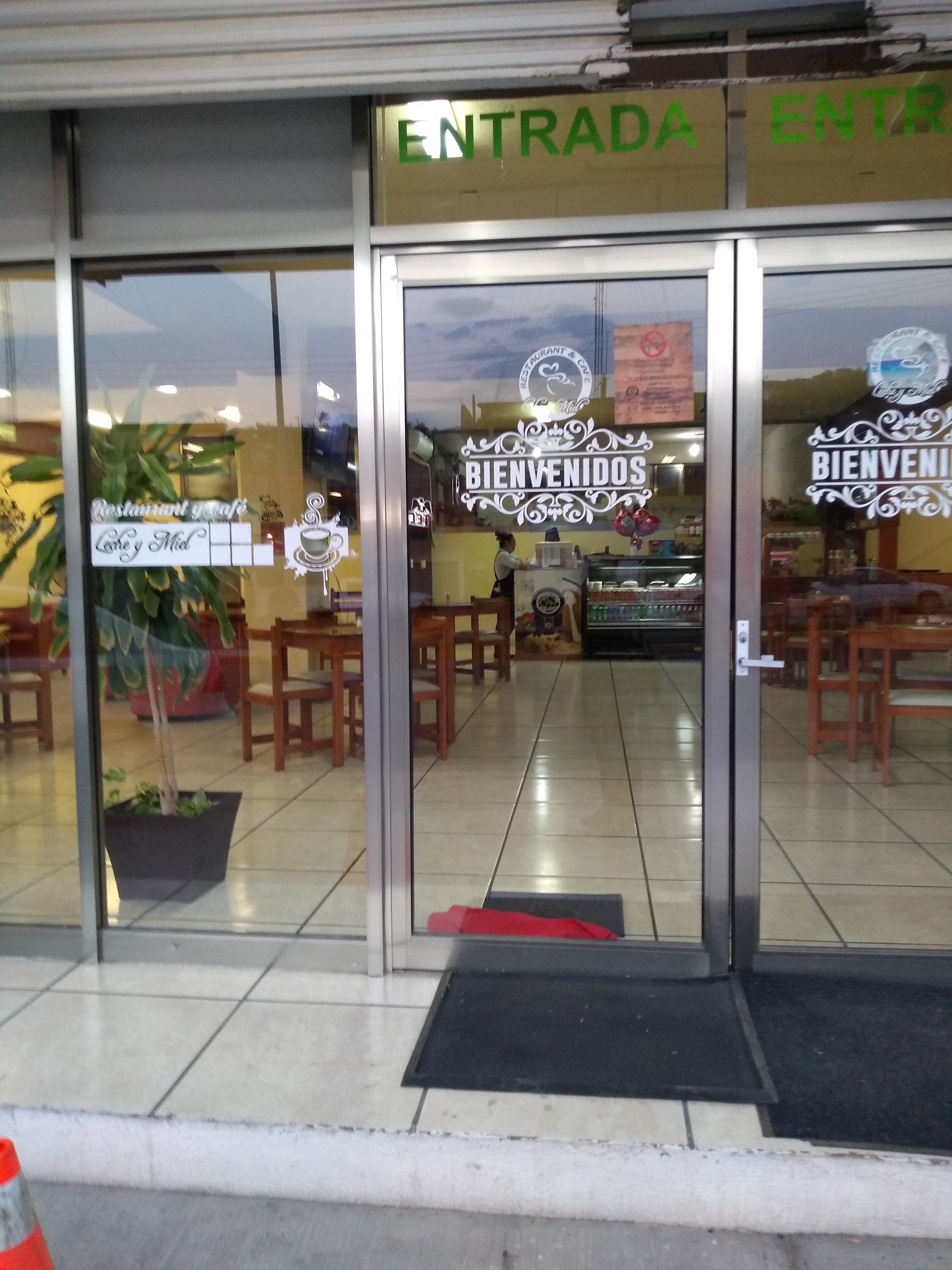 Leche y Miel image 10