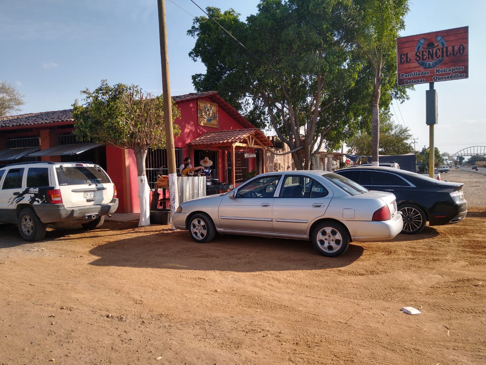 El Sencillo Bar & Grill image 6