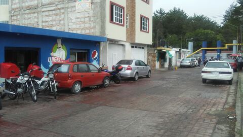 Luigis Pizza image 3