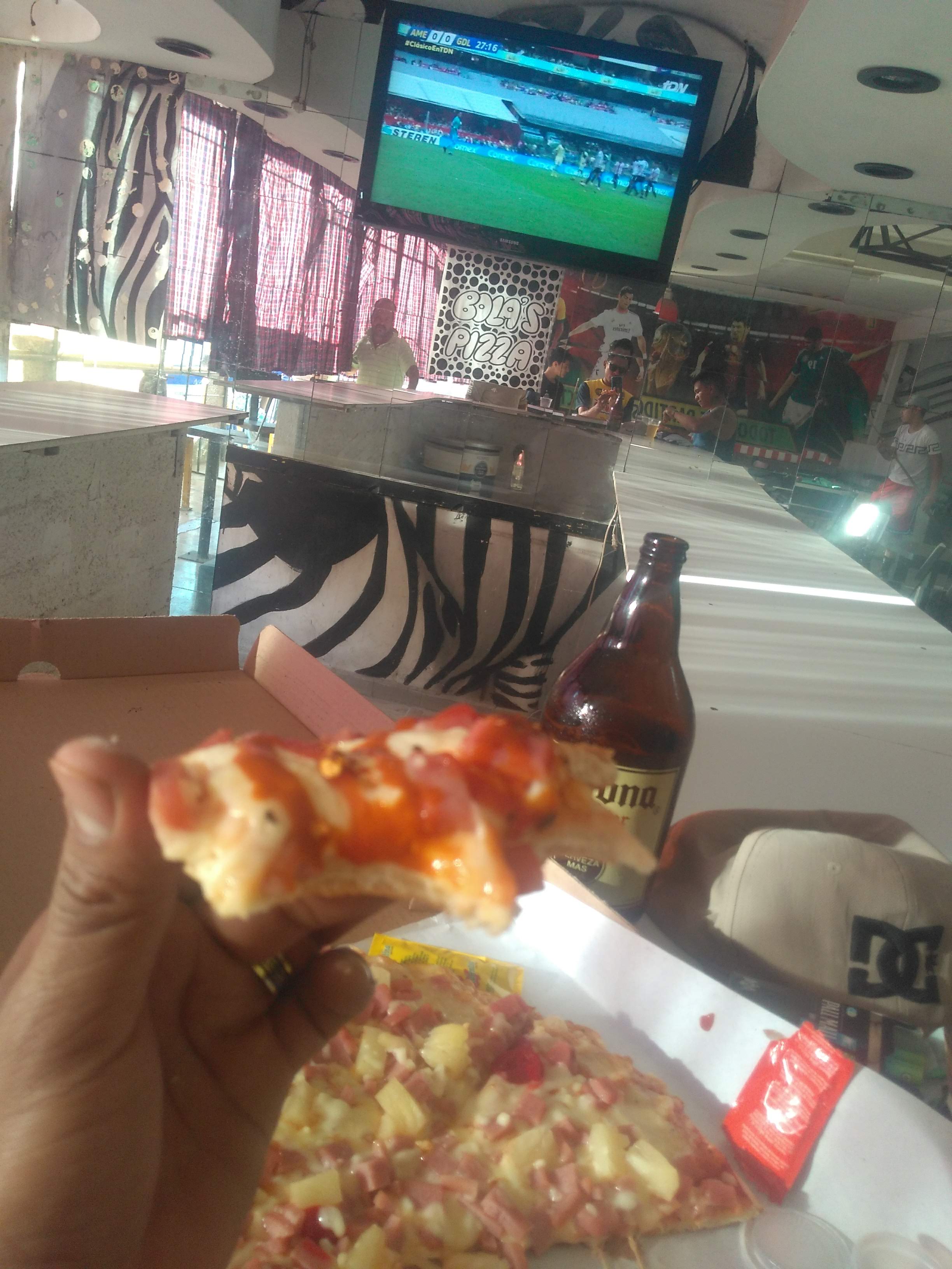 Bola's Pizza image 9