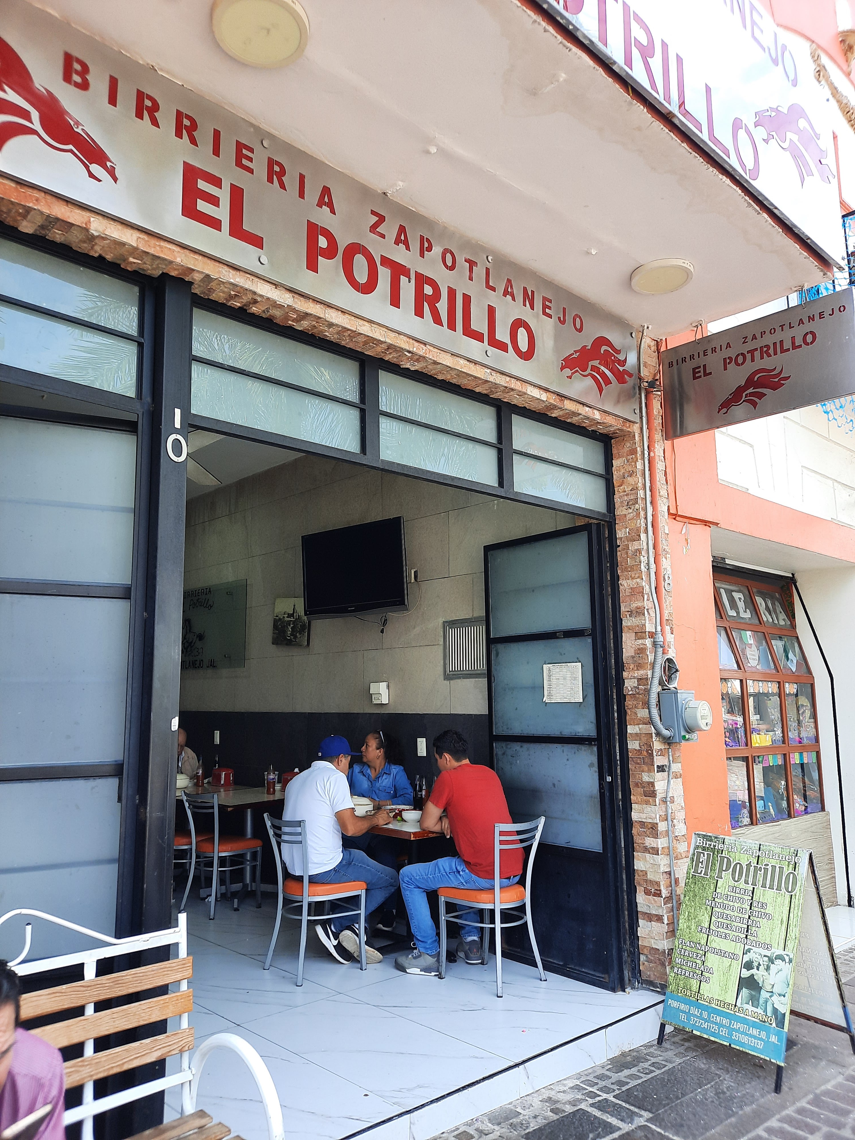Birrieria Zapotlanejo "El Potrillo" Centro image 6