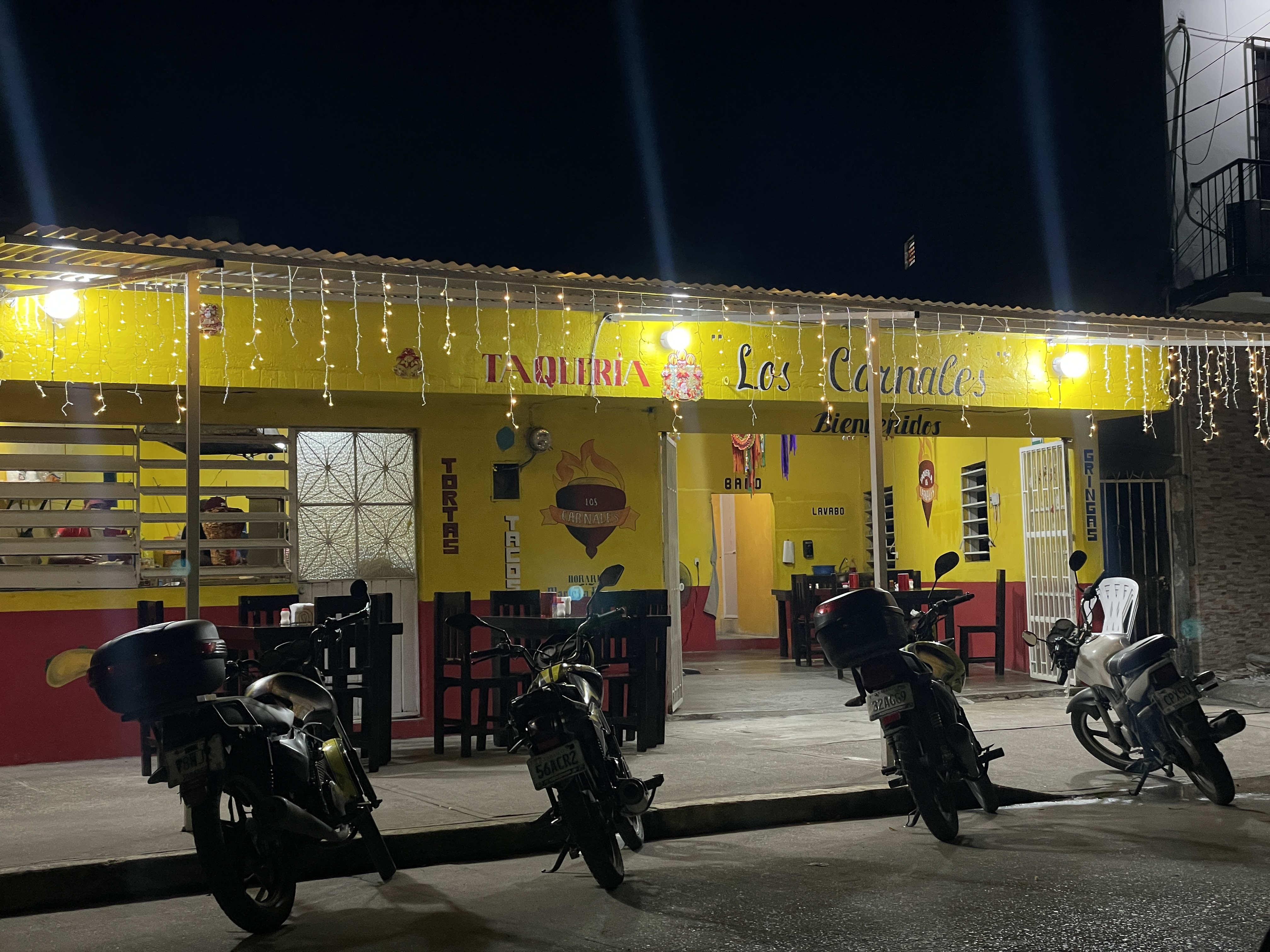 Taquería los carnales image 5