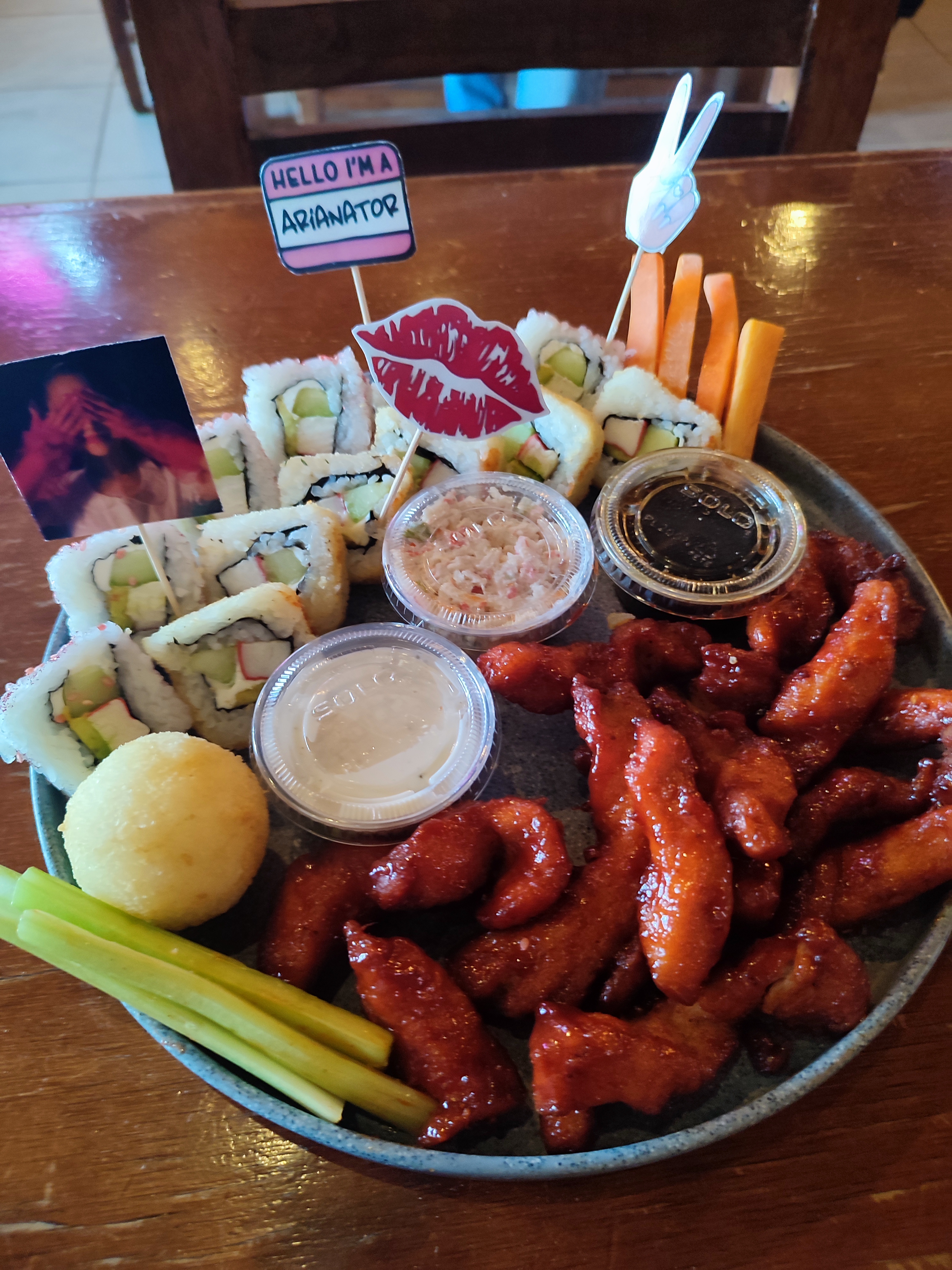 Quedas Bien Sushi & Wings image 3