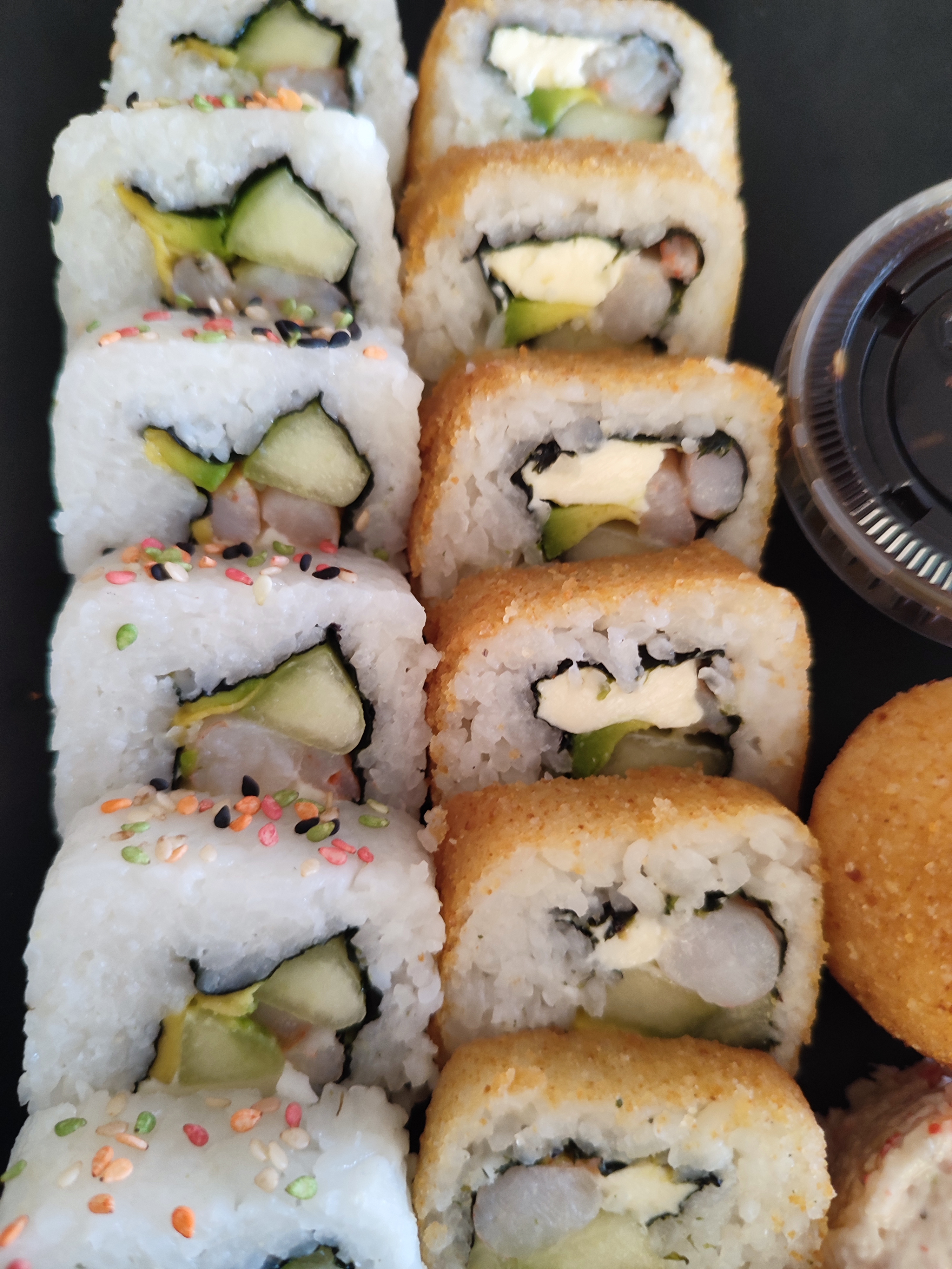 Quedas Bien Sushi & Wings image 4