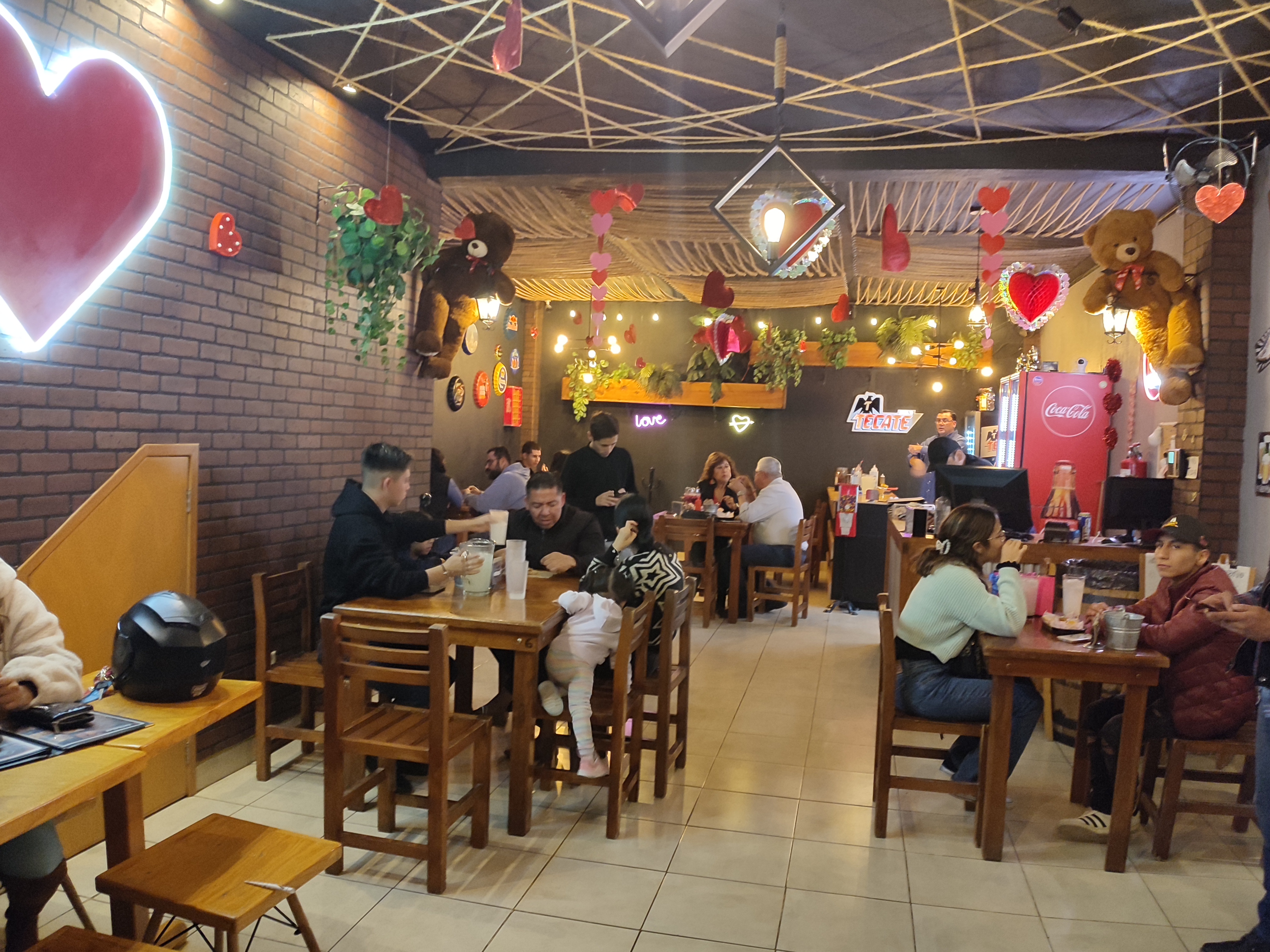 Quedas Bien Sushi & Wings image 5