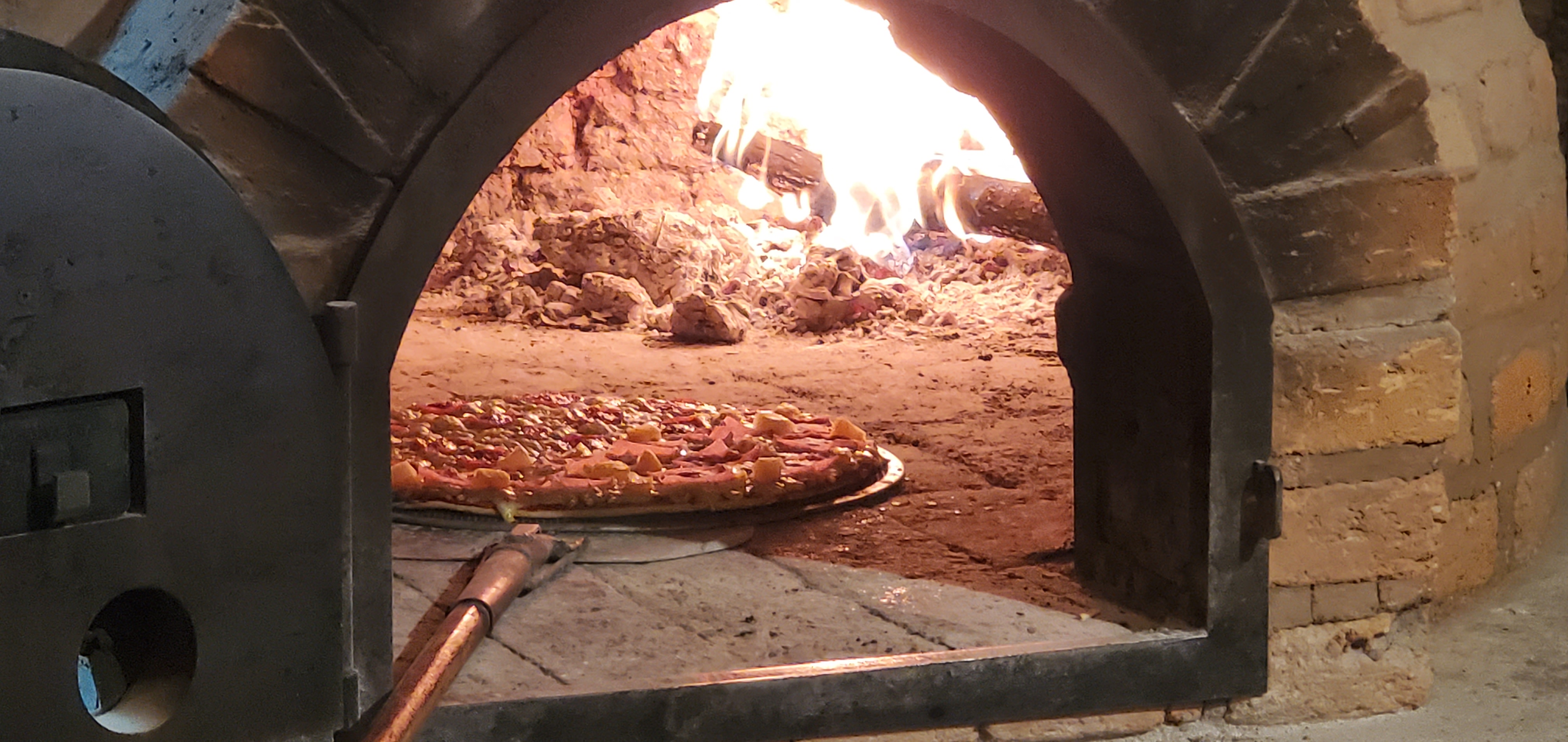 Casa las Lomas pizzas a la leña image 4