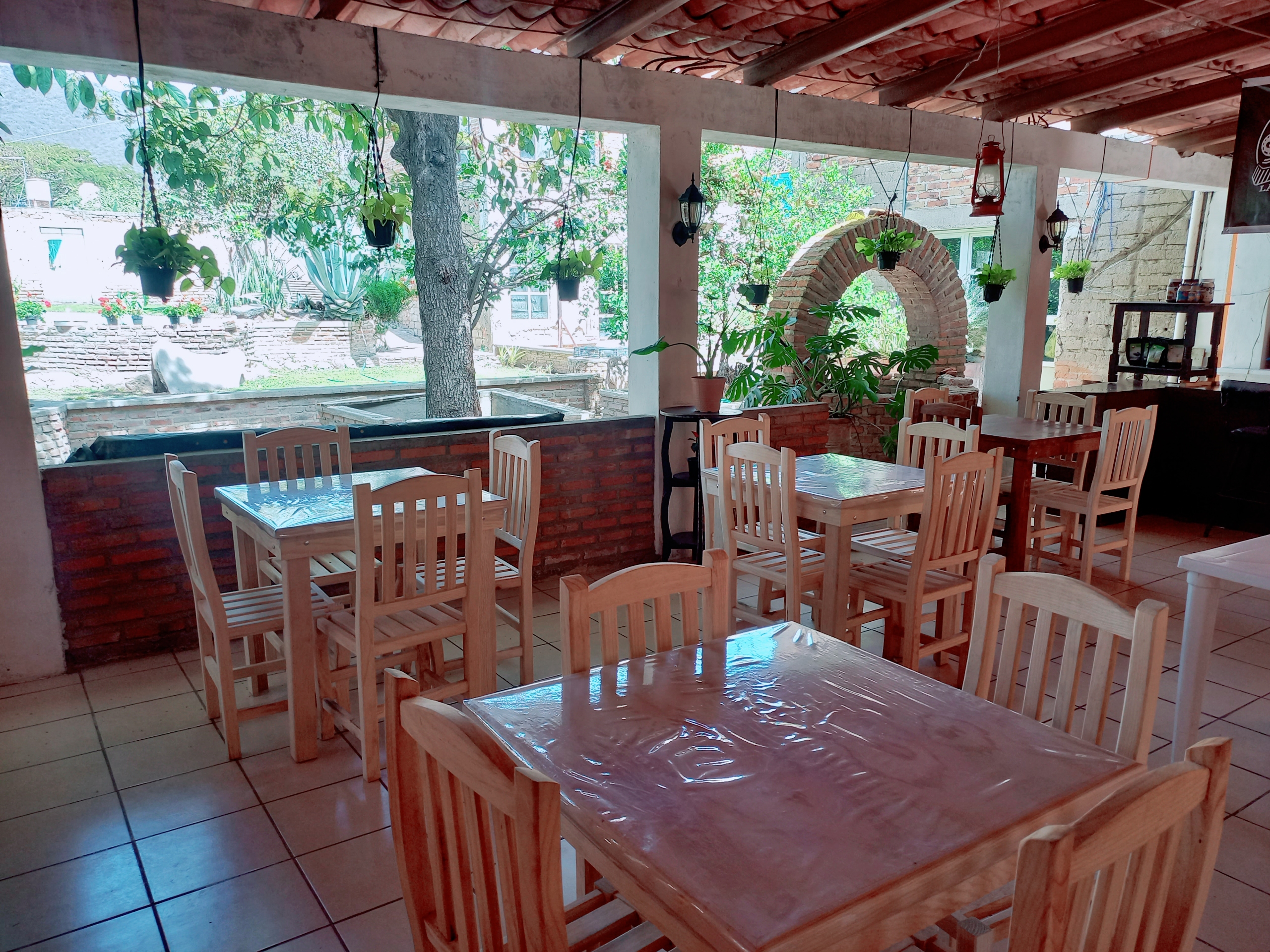 Los Dos Gallos image 1