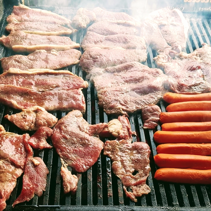 Los Dos Gallos image 2