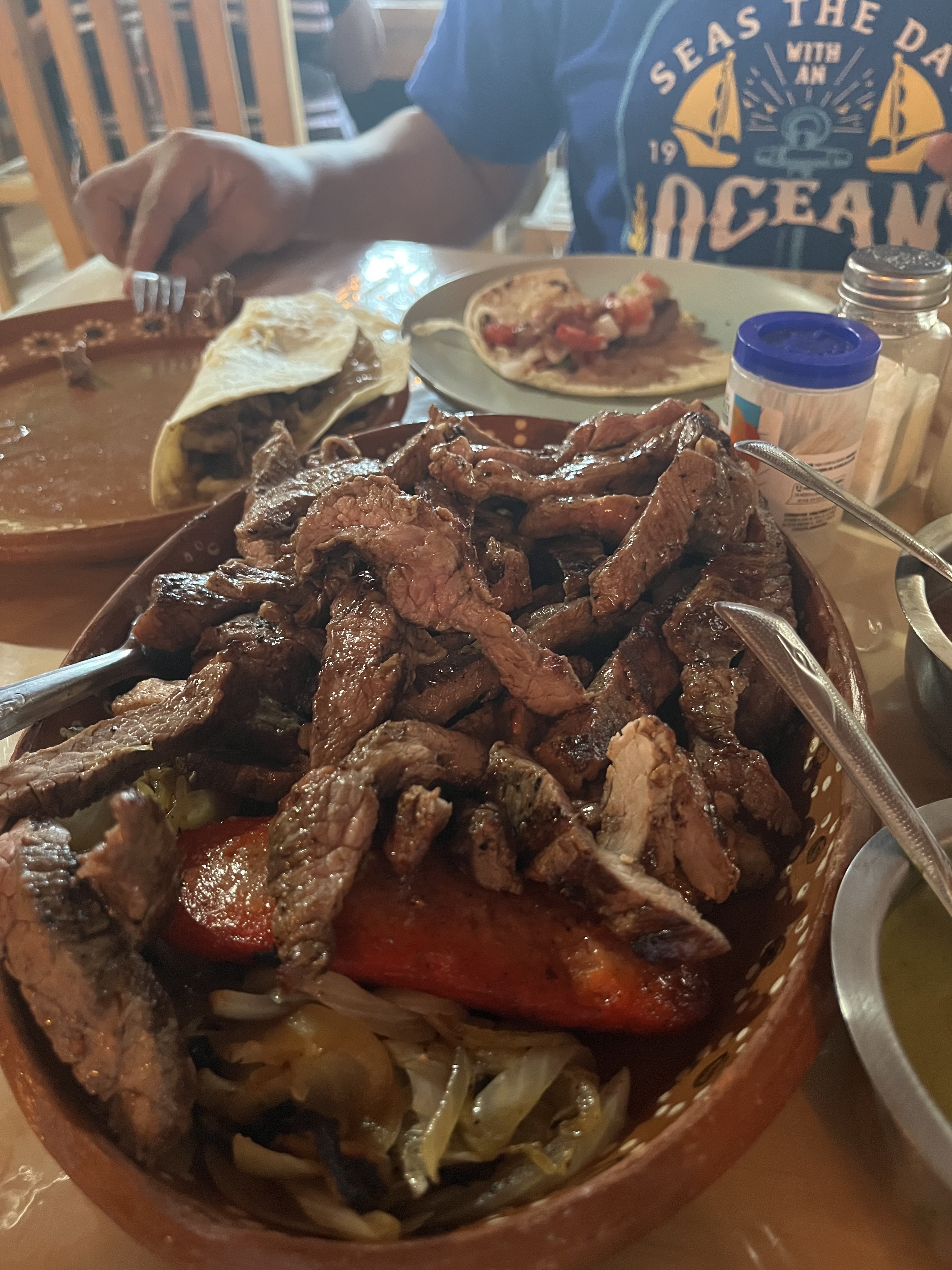 Los Dos Gallos image 7