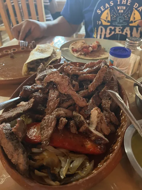 Los Dos Gallos image 7