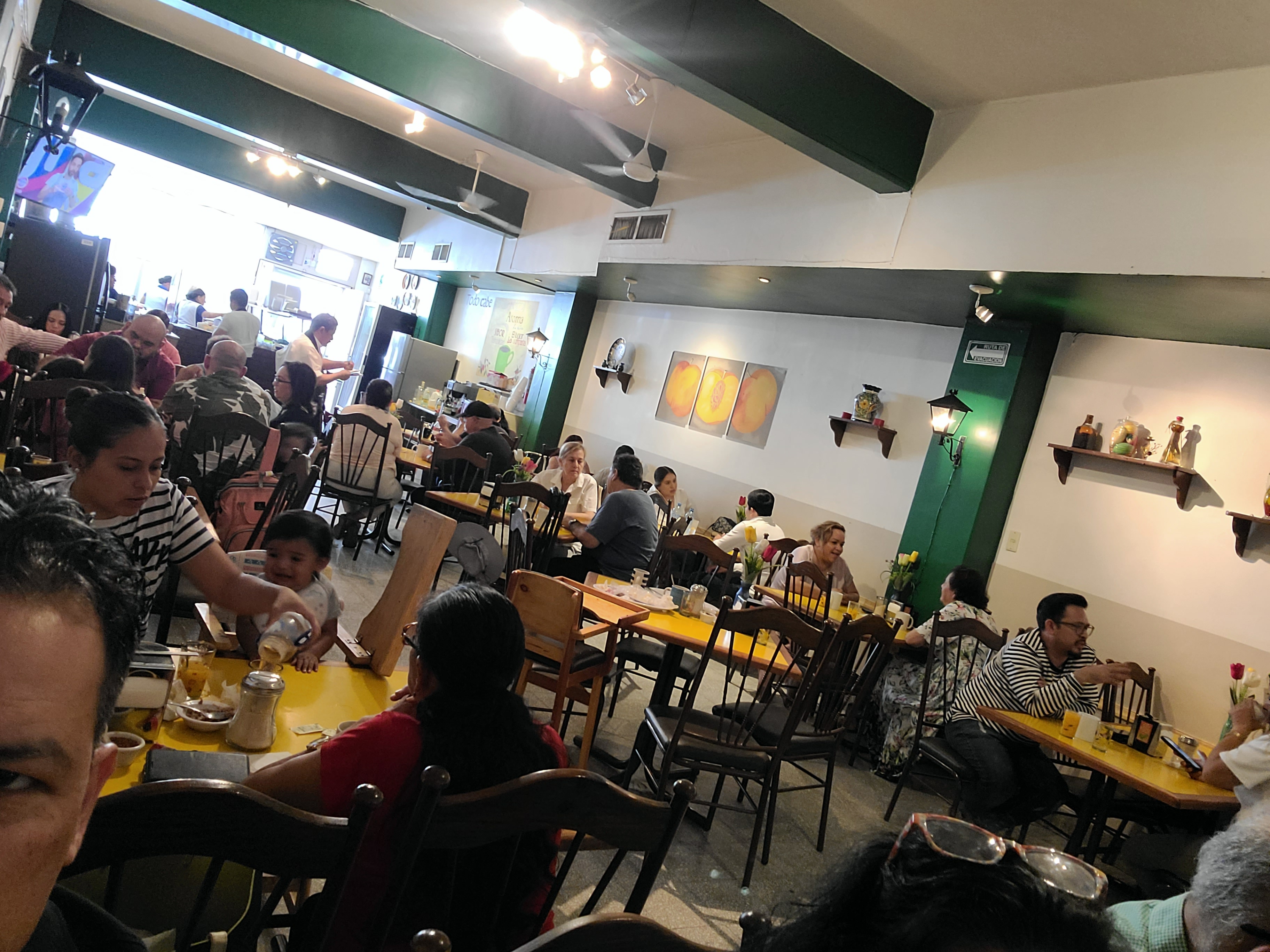 Los Farolitos Centro image 1