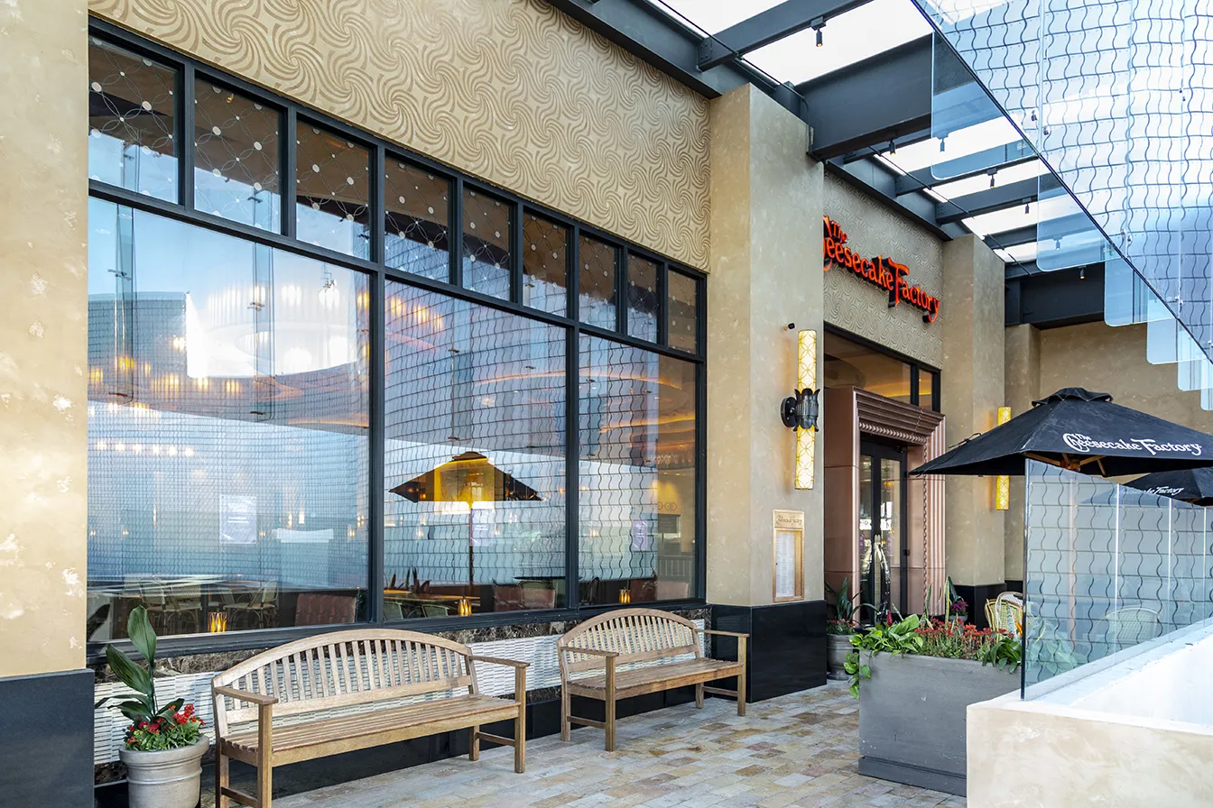 The Cheesecake Factory Plaza Satélite image 1