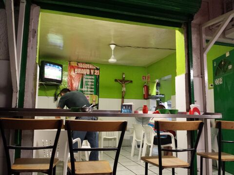 Taquería Bravo Y 21 image 3