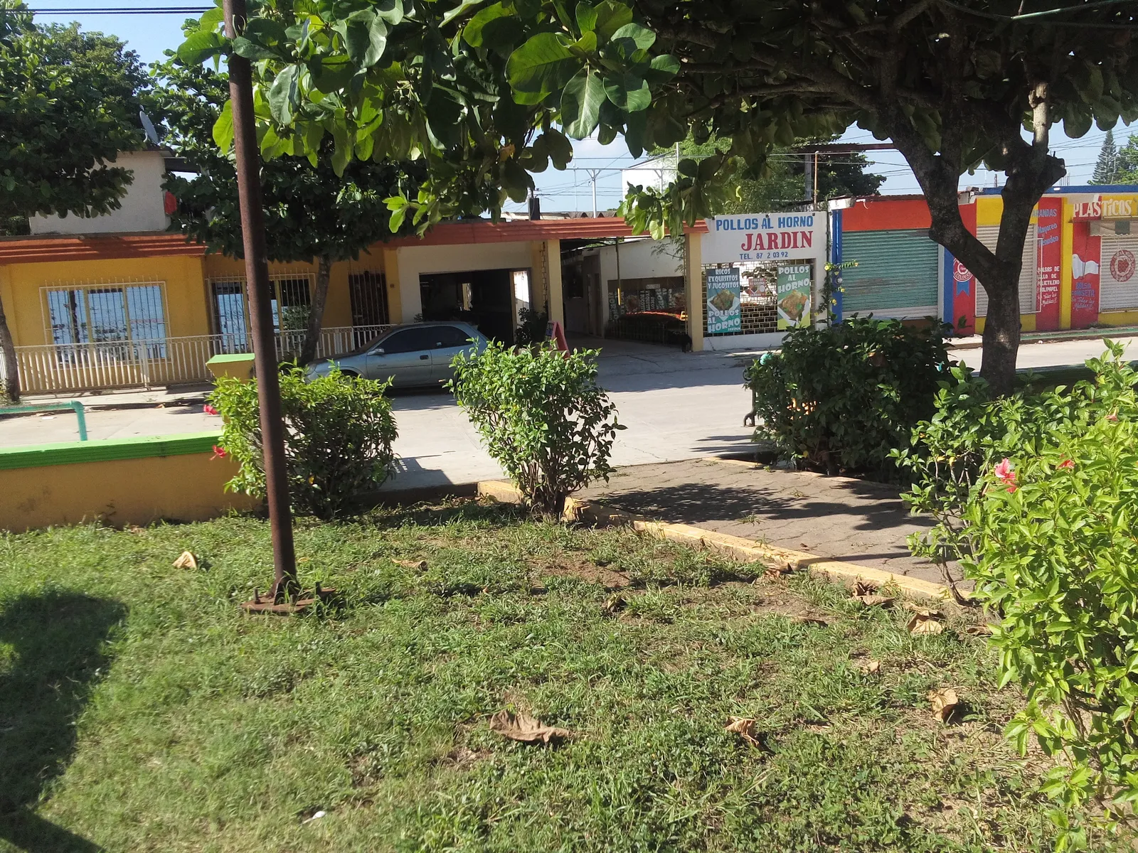 Pollos Jardin image 2