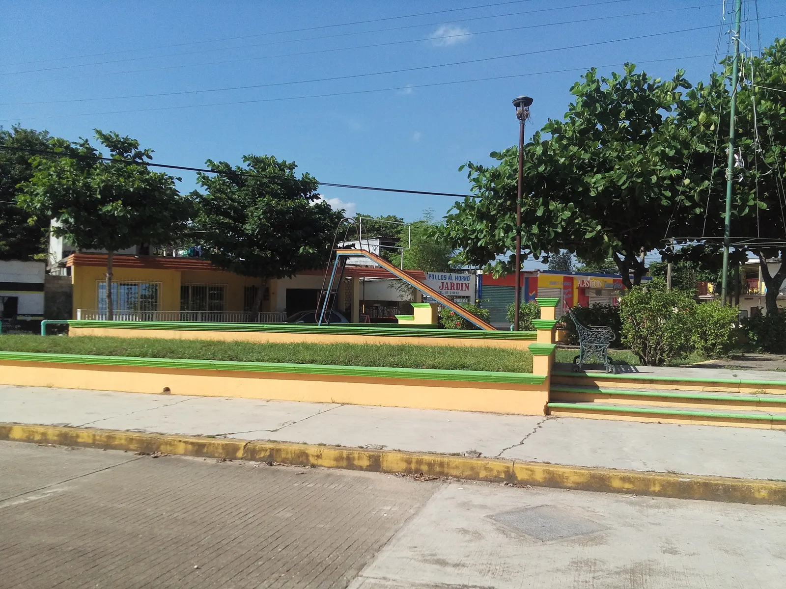 Pollos Jardin image 5