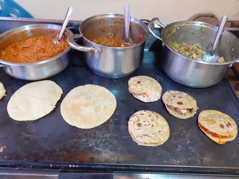 Gorditas Rellenas De Comida Rosa image 2