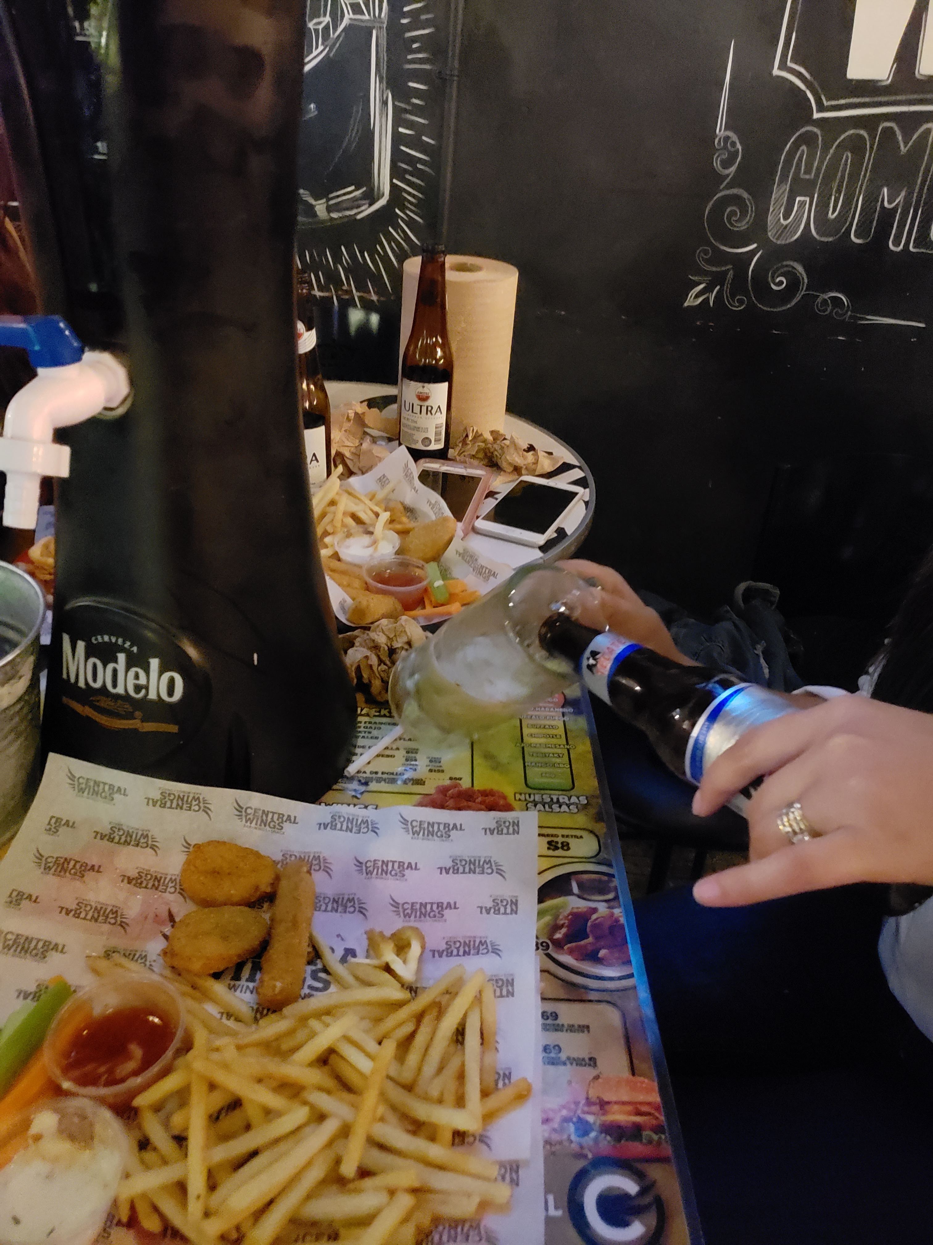 Central Wings Bar image 9