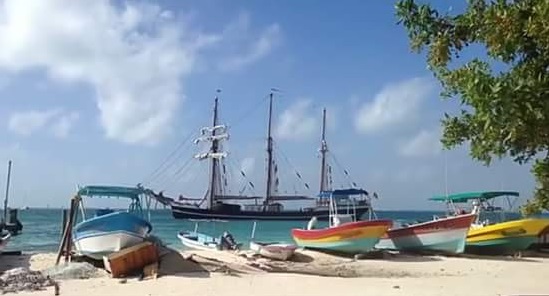 La Playita Restaurant Isla Mujeres image 3