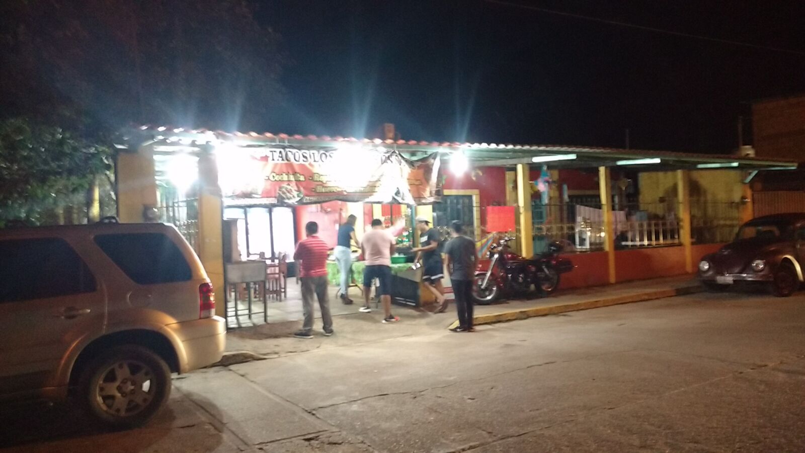 Taqueria "Los 3 Lechoncitos" image 3
