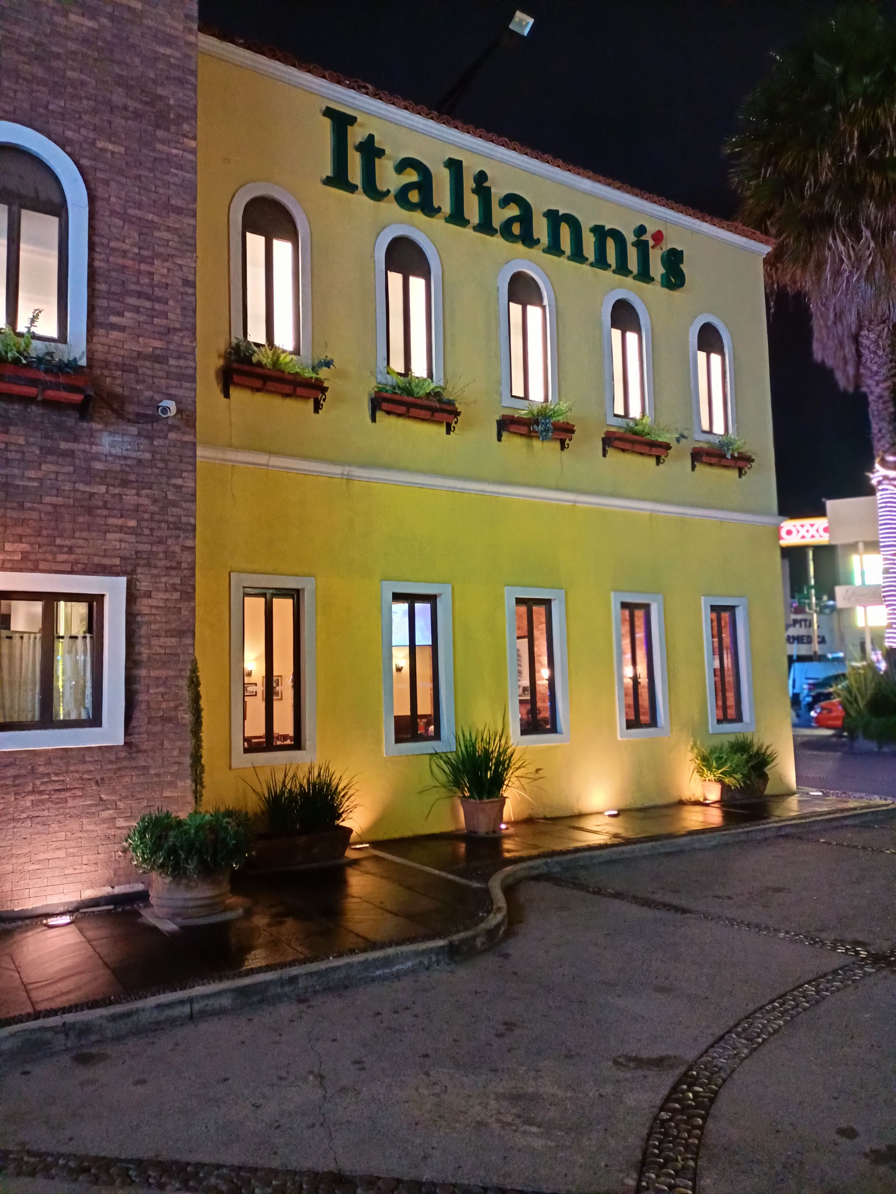 Italianni's Pachuca image 8