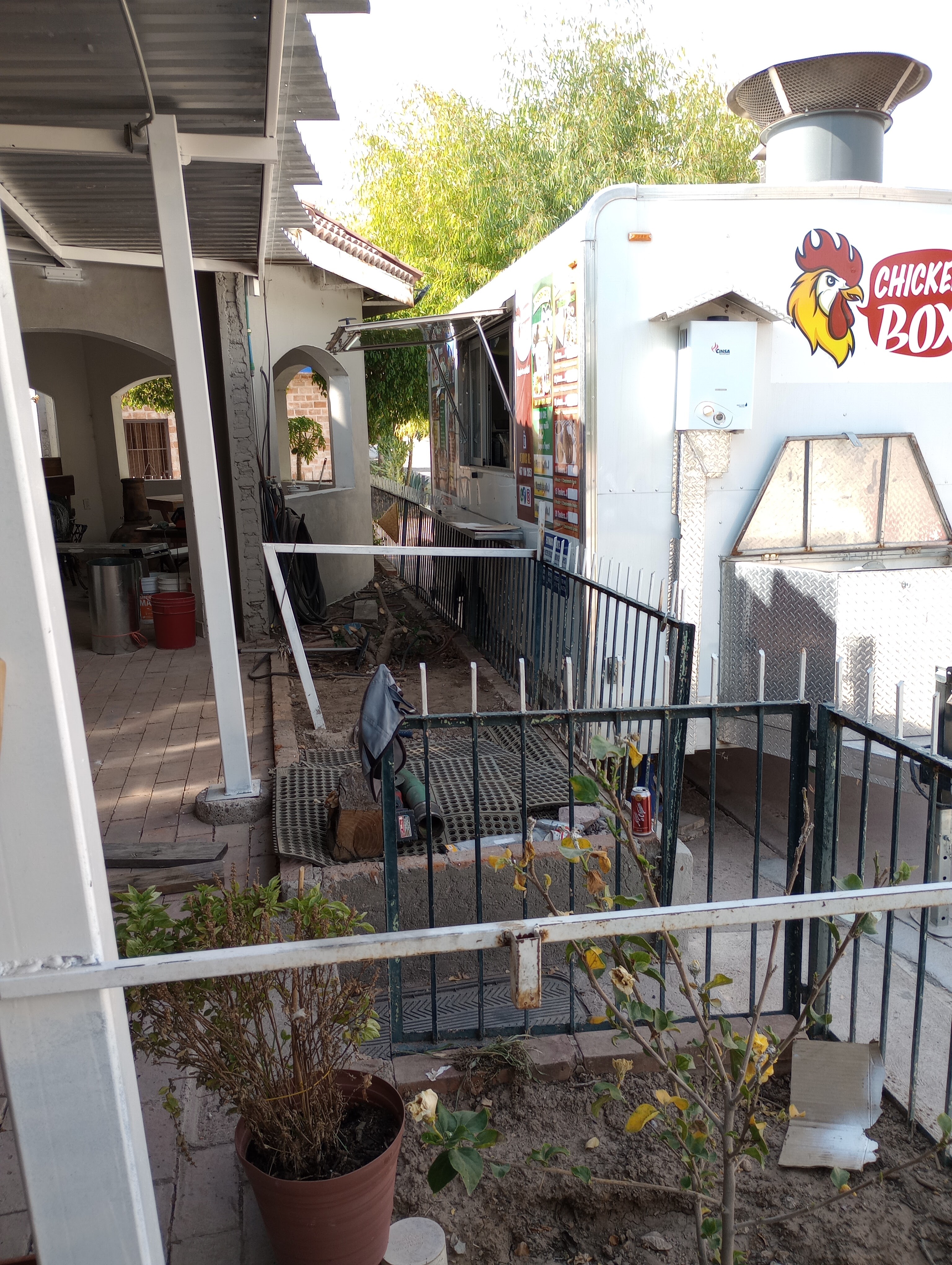 Los Pepe's Chicken Box & BBQ image 1