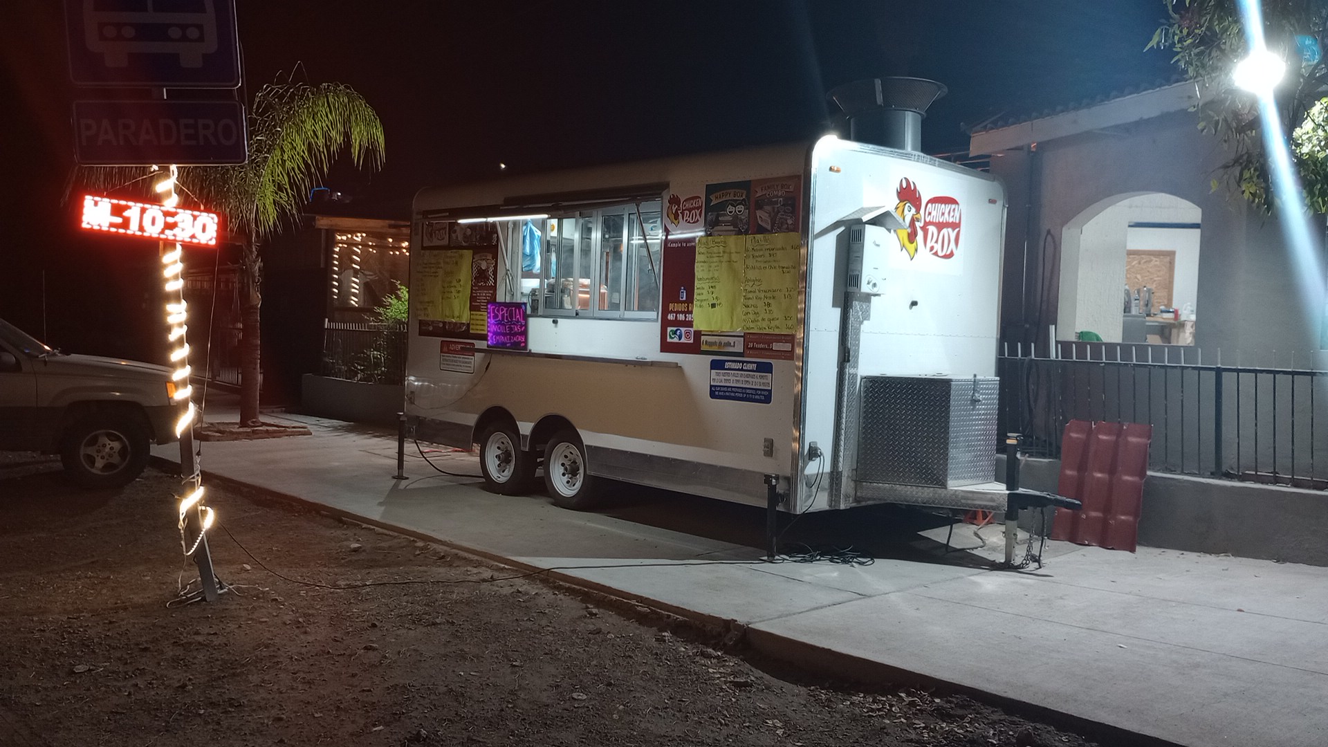 Los Pepe's Chicken Box & BBQ image 3