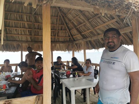 Restaurant Familiar De Mariscos 3 Hermanos image 4