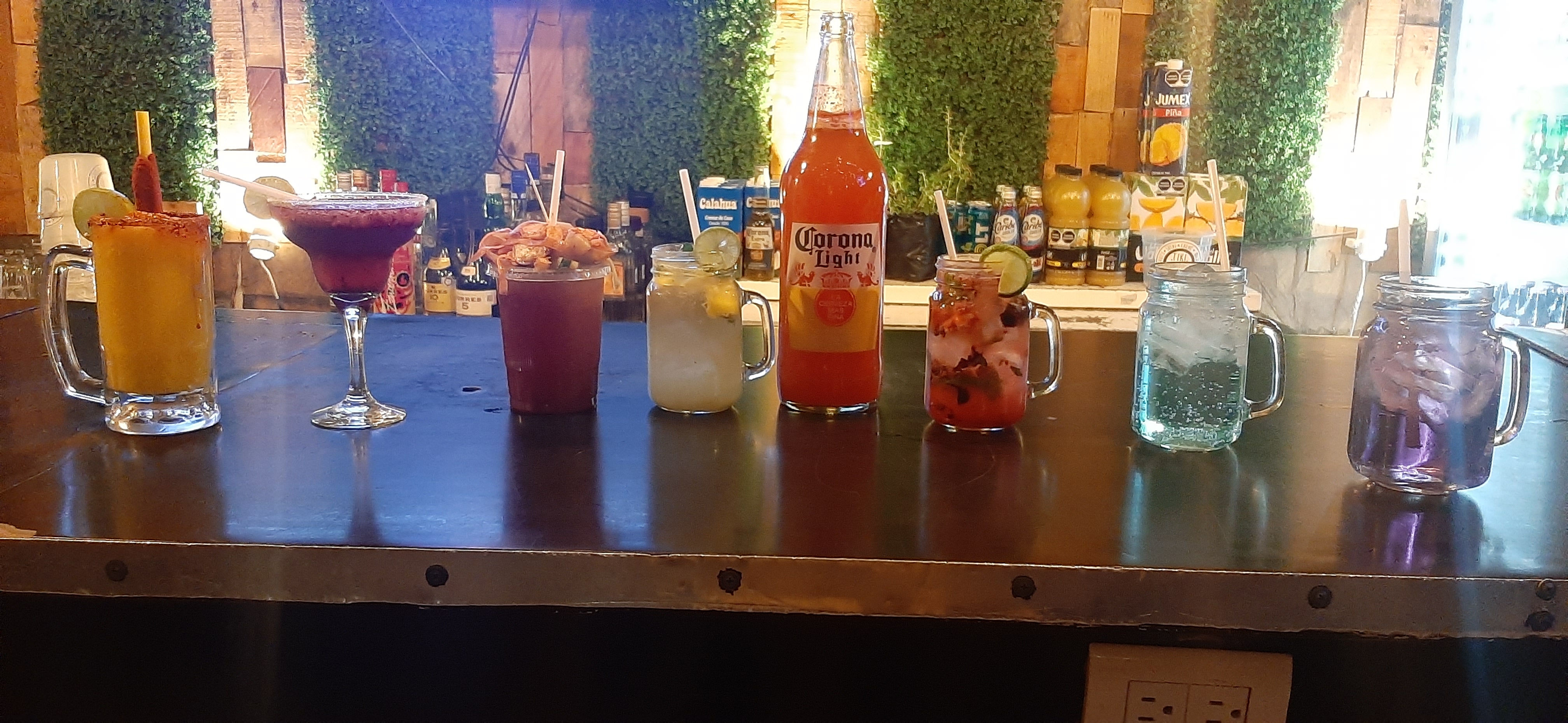 Tiki House Restaurant Bar Familiar image 2