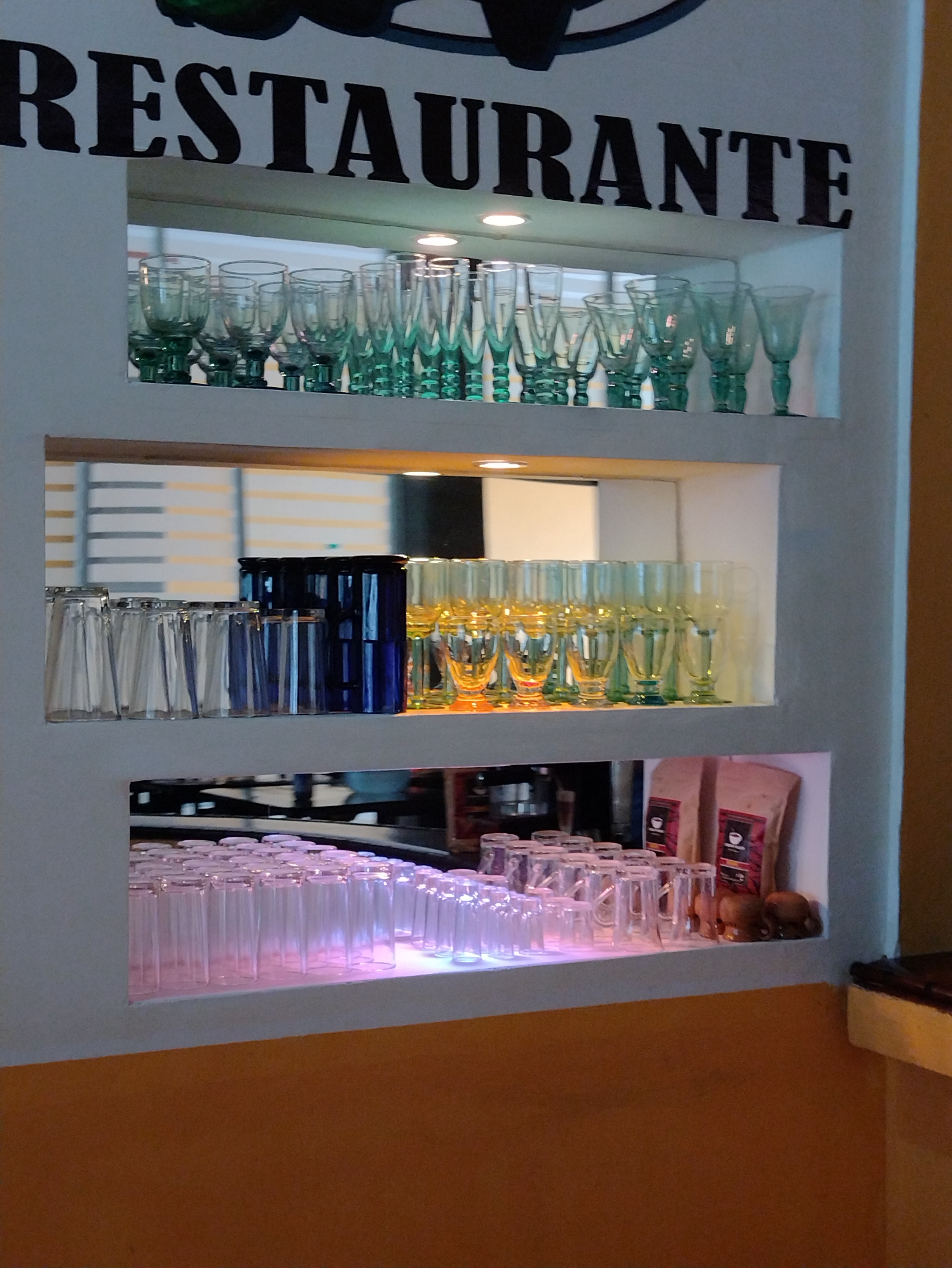 Comiendo con Elianeth Restaurante del Hotel Imperio image 1