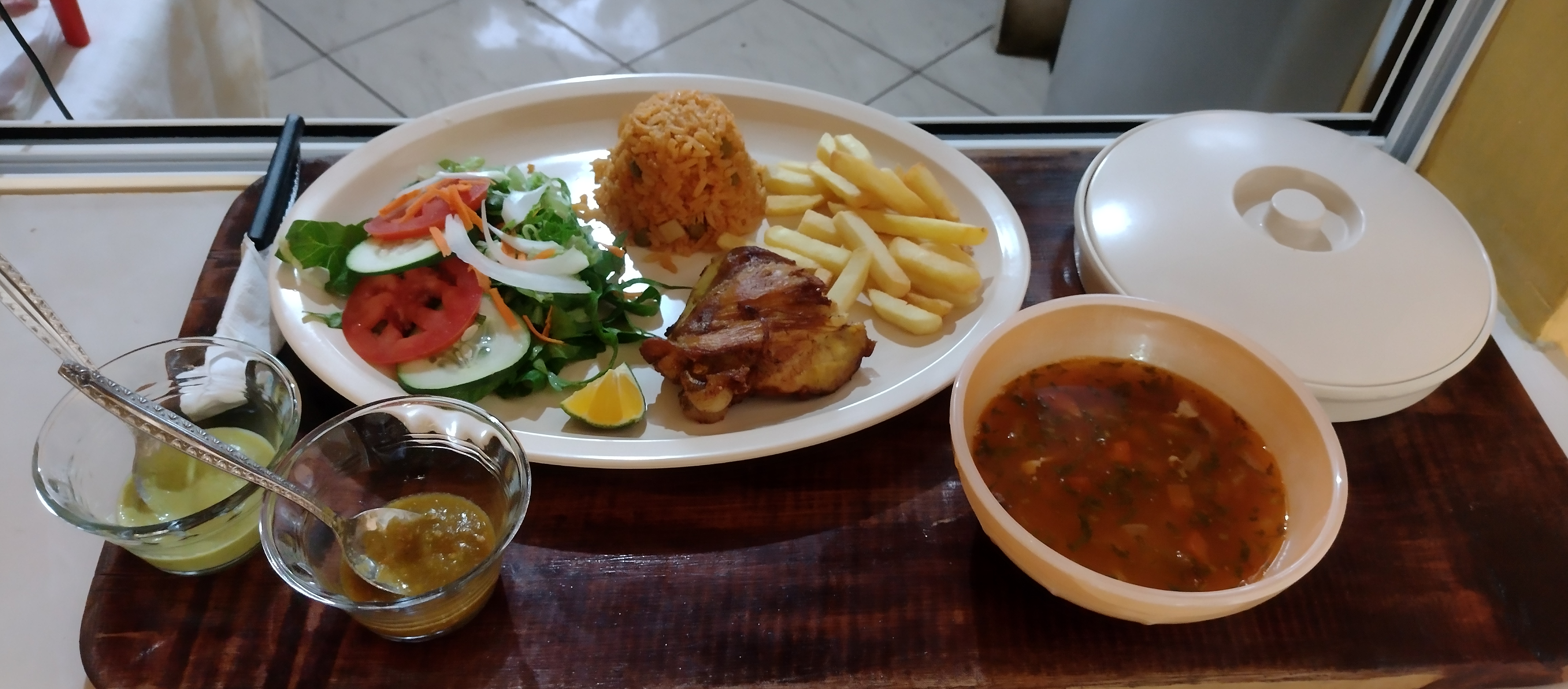 Comiendo con Elianeth Restaurante del Hotel Imperio image 3