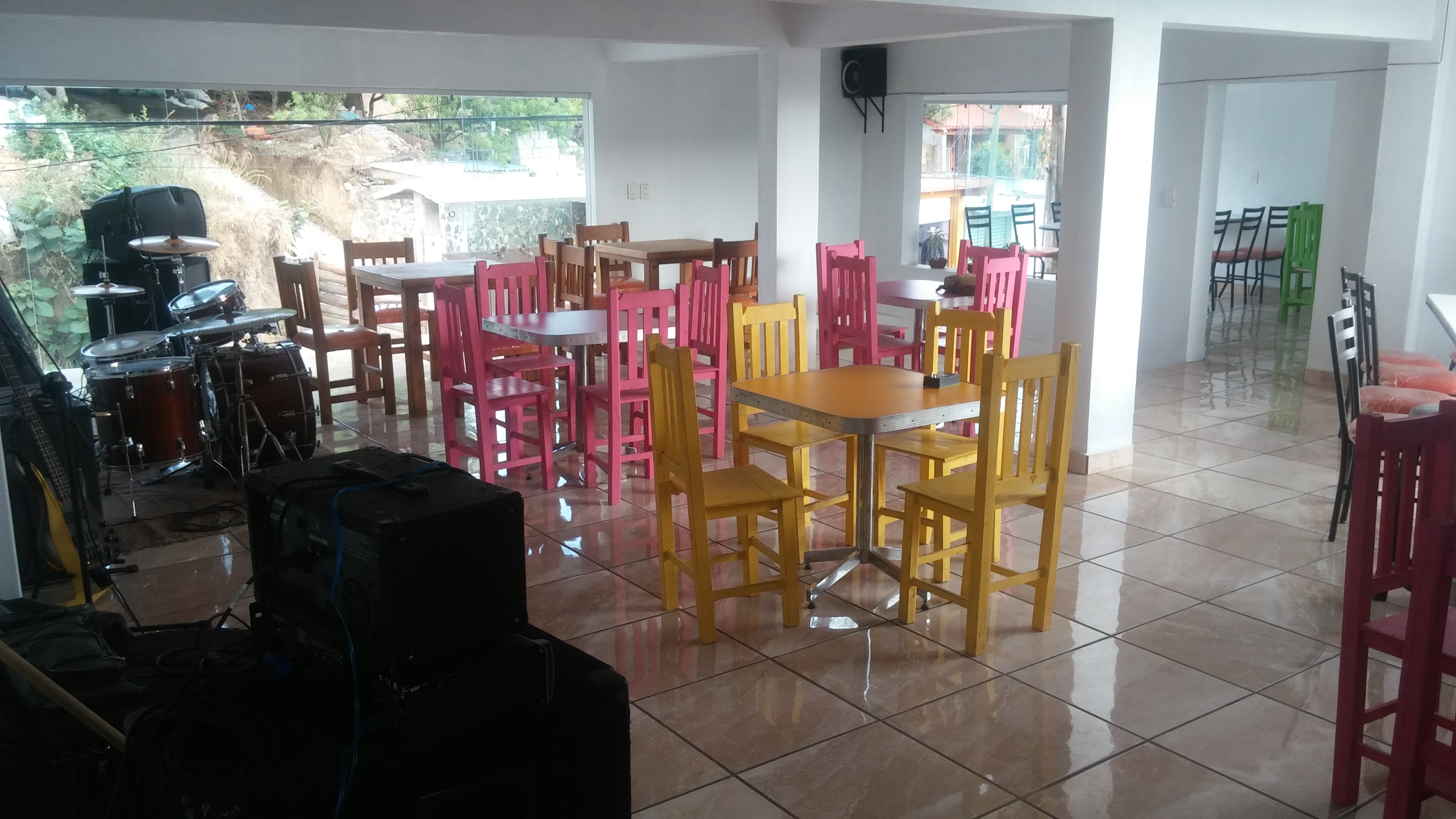 Leones Restaurant image 1