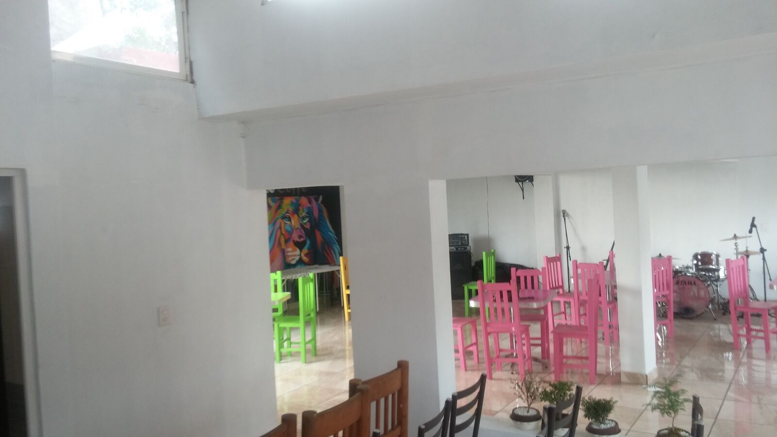 Leones Restaurant image 2