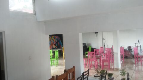 Leones Restaurant image 2