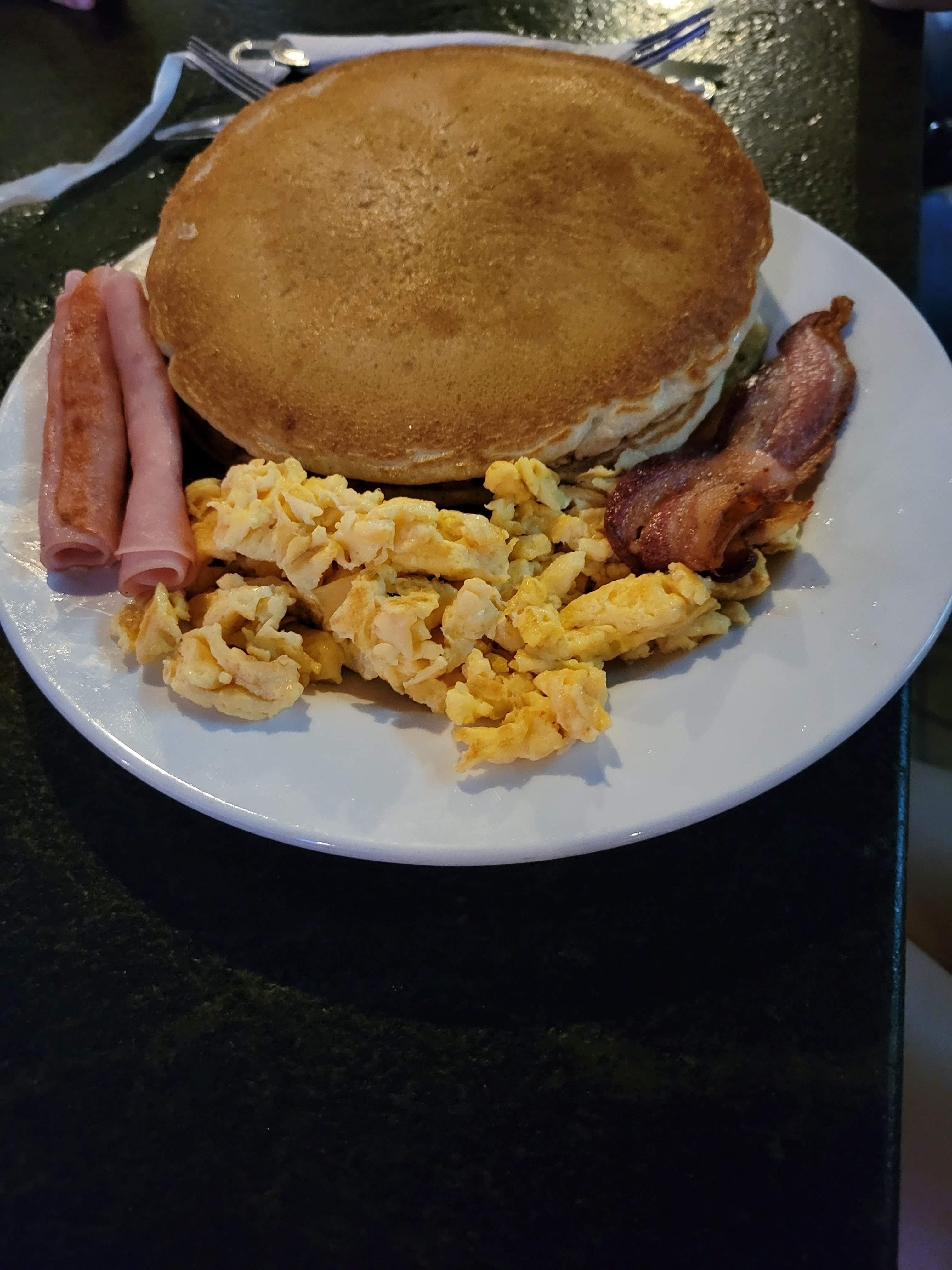 Bikers Restaurante y Show Room image 4