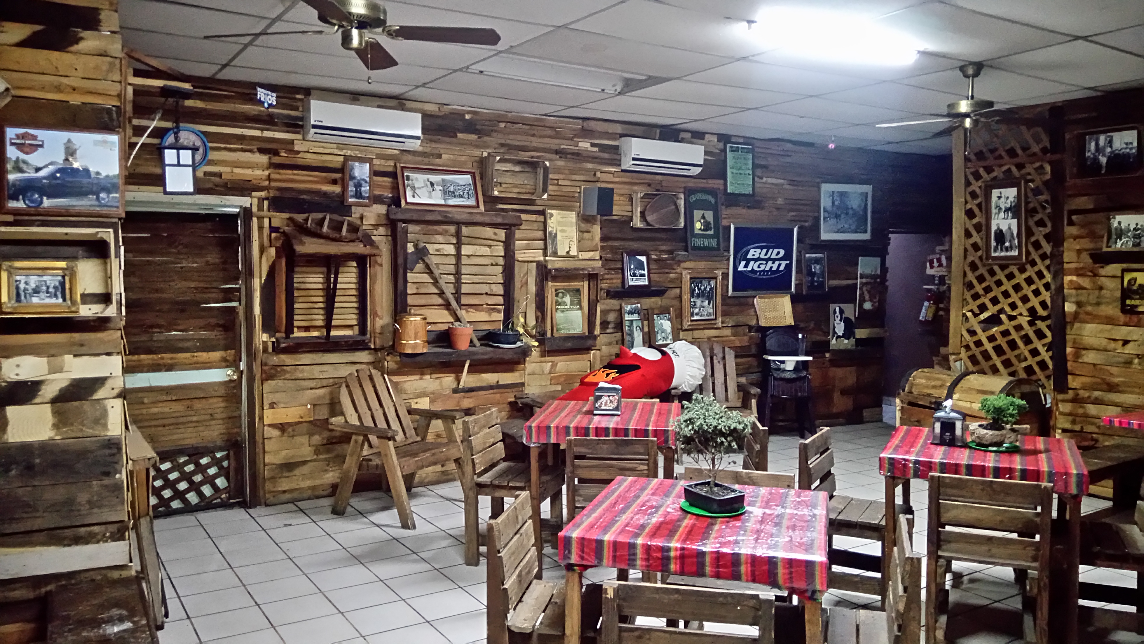 Ahh plebee's restaurant image 3