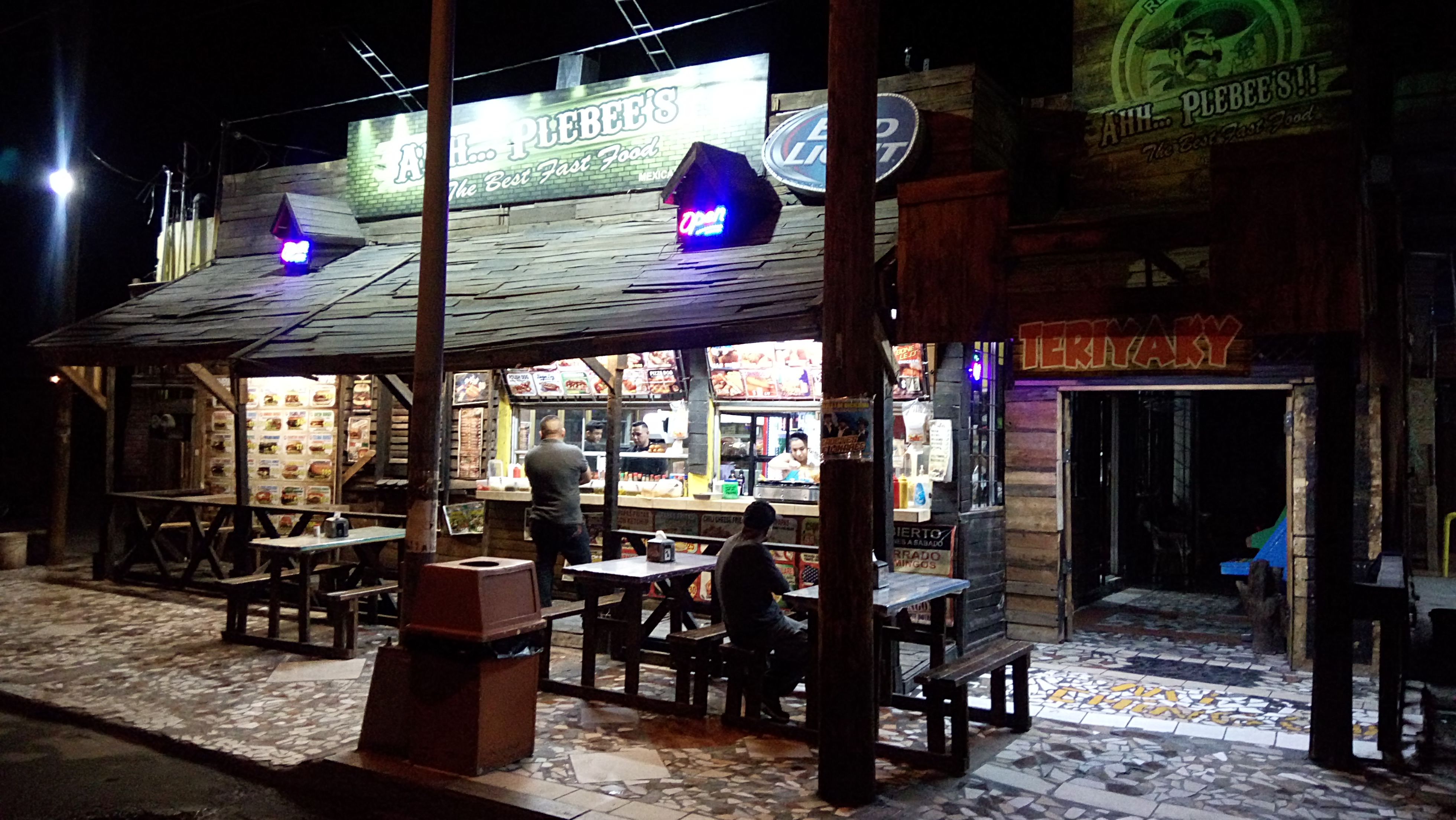 Ahh plebee's restaurant image 5