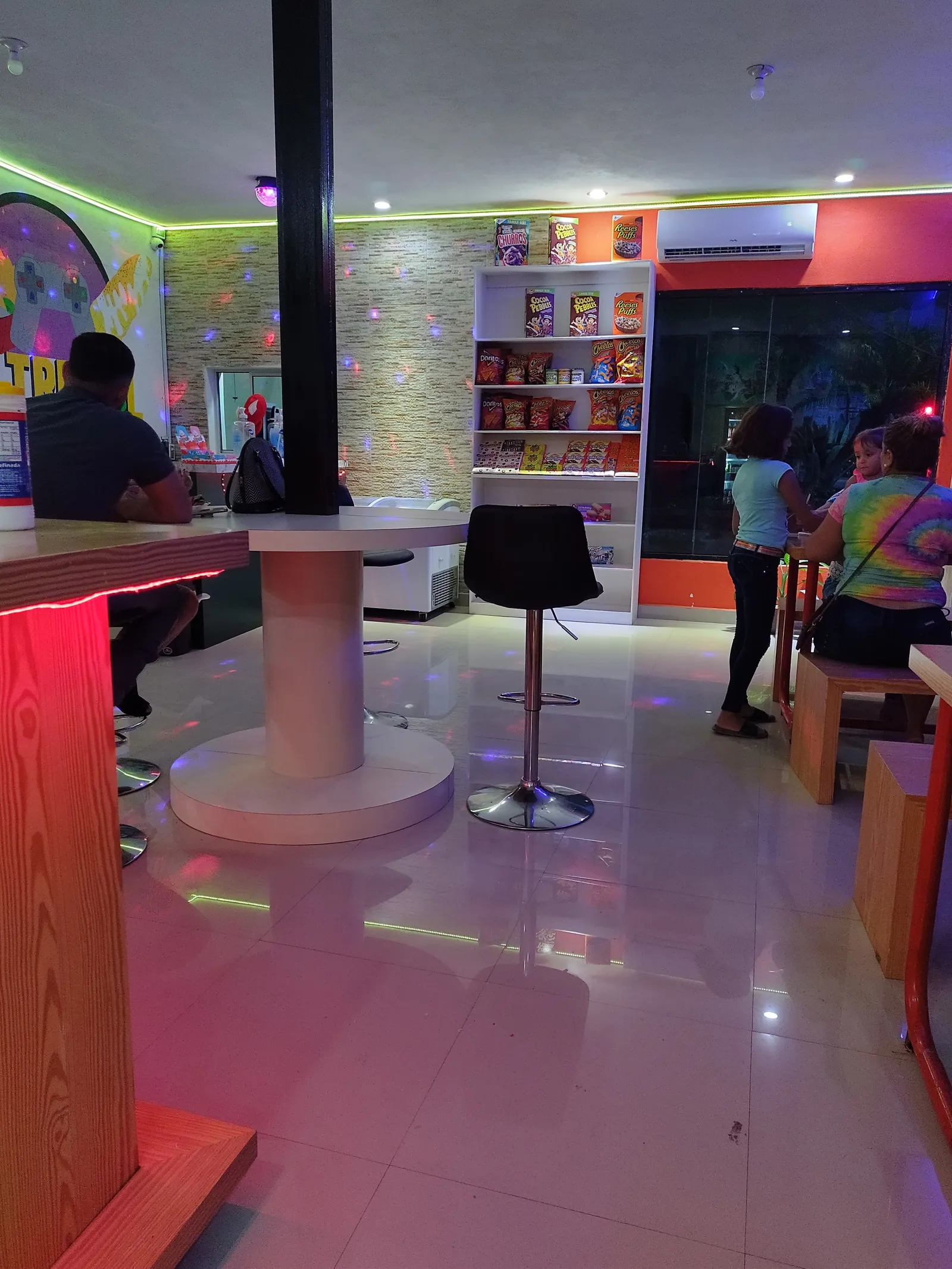 El trebol, snack y arcade image 4