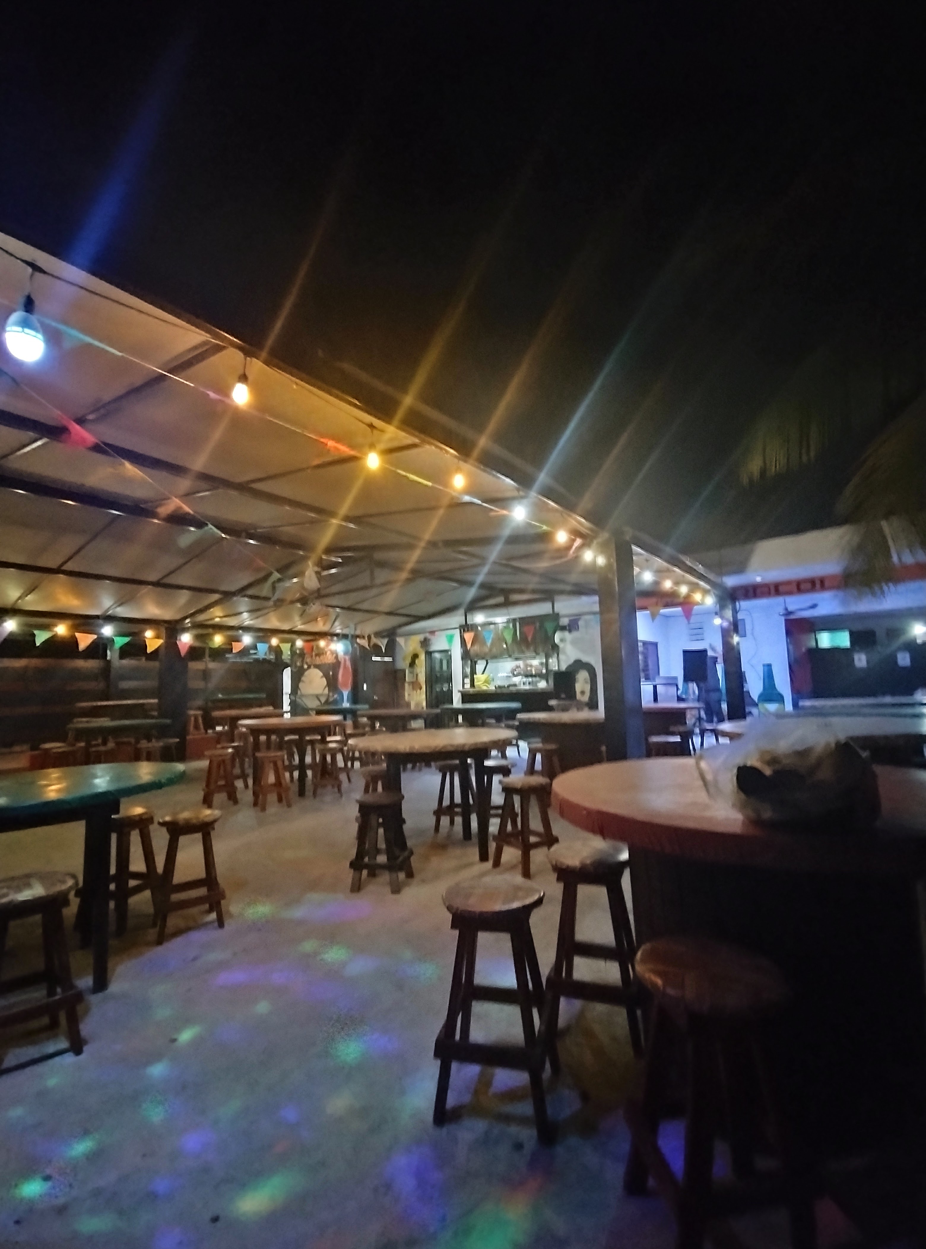 Restaurant Los Caracoles y videobar de noche image 1