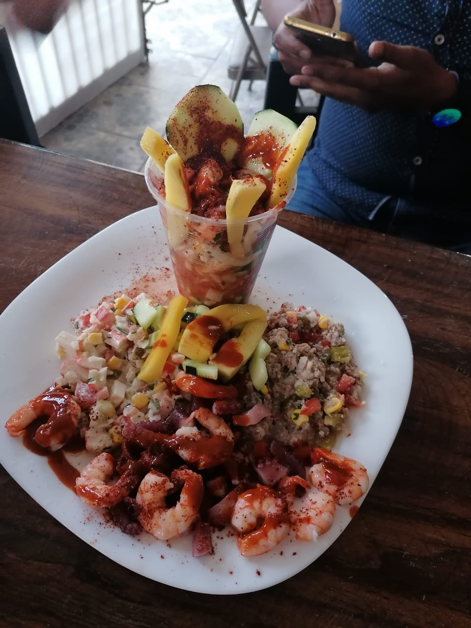 Hamburguesas y Mariscos "J y E" image 2