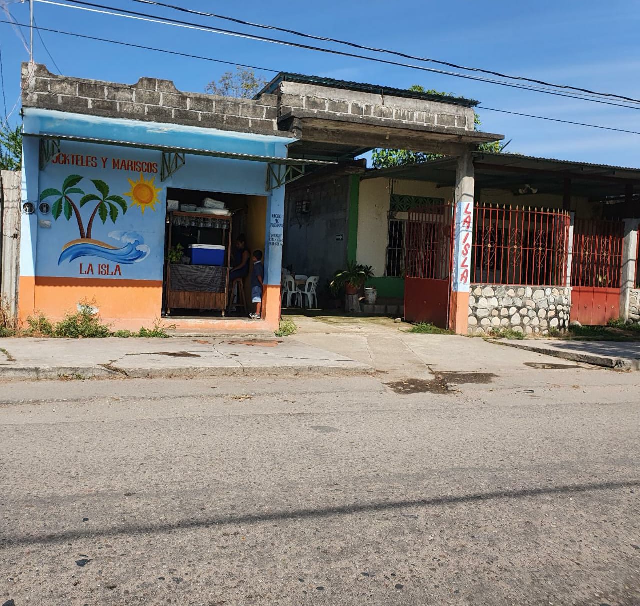Cockteles y Mariscos "La isla" image 1