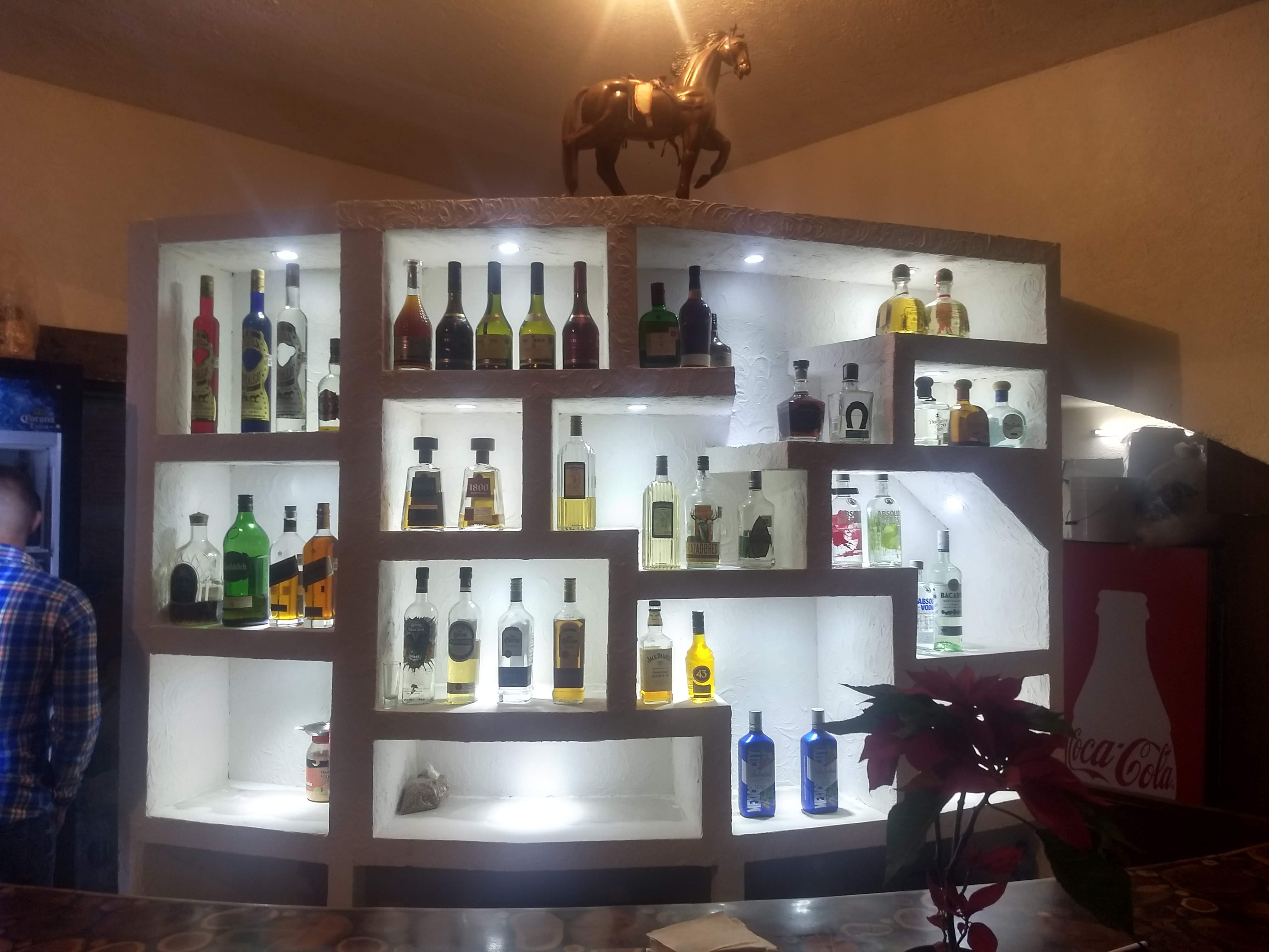 Las Paolas Carnes y Mariscos, Bar familiar image 1