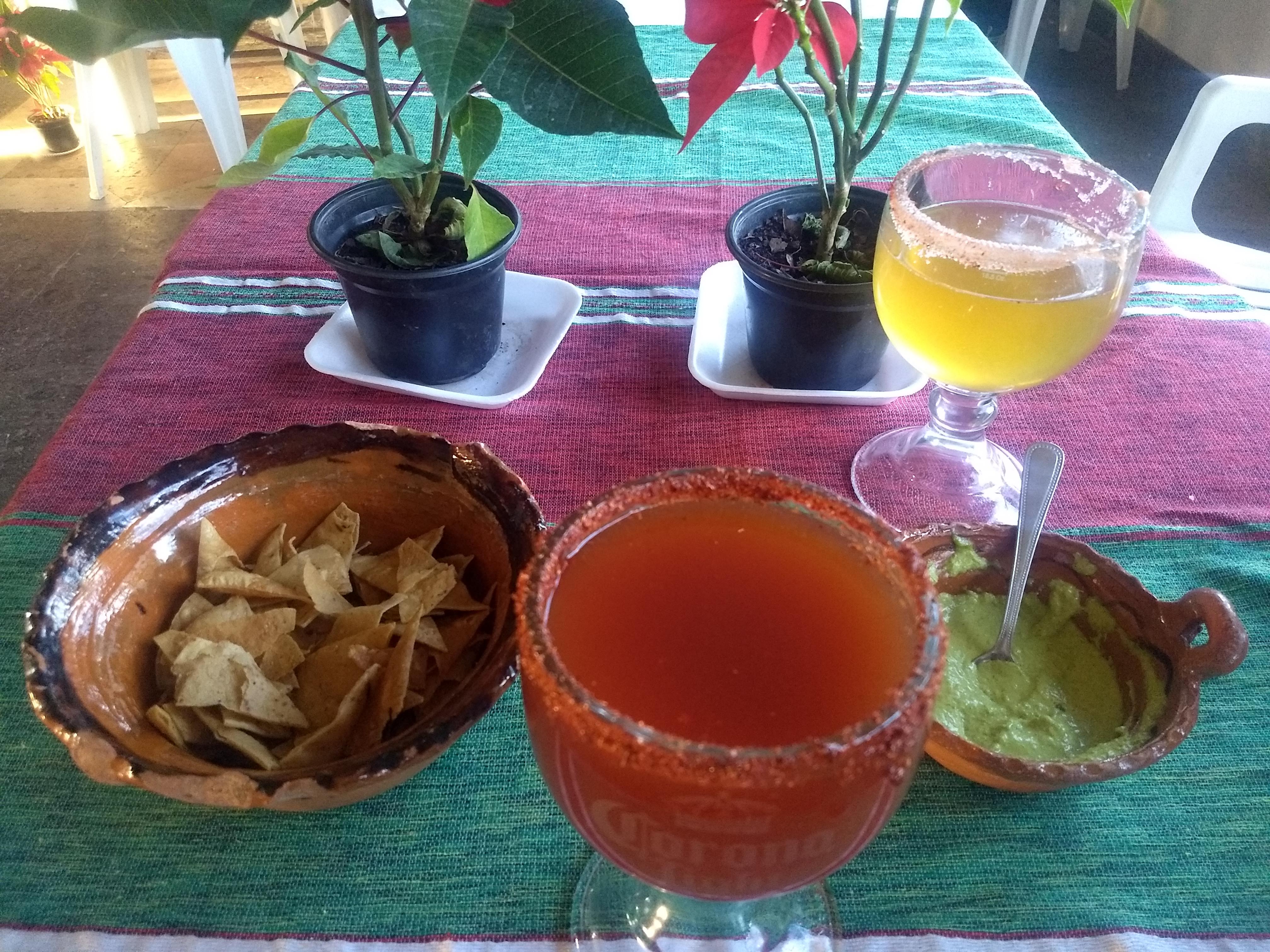 Las Paolas Carnes y Mariscos, Bar familiar image 5