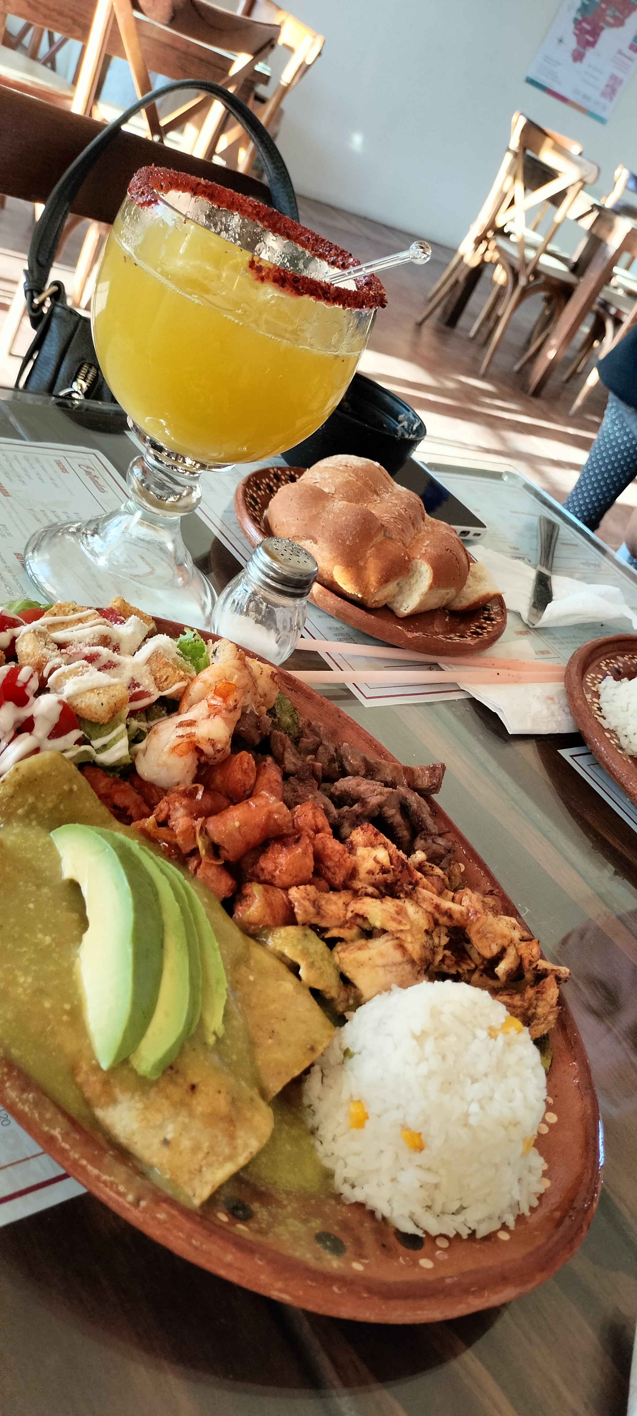 Las Paolas Carnes y Mariscos, Bar familiar image 10