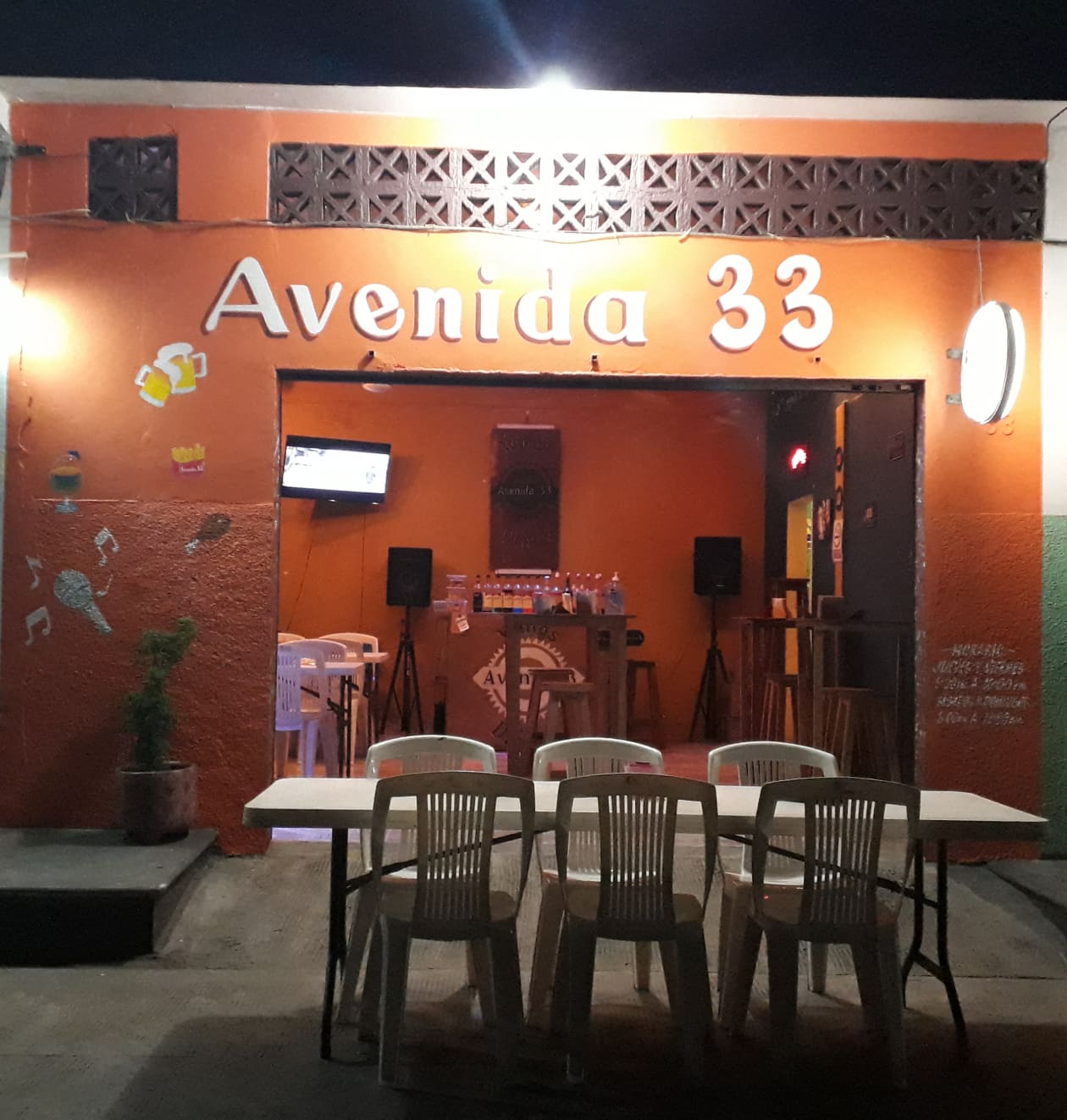 Avenida 33 (Wings and Drinks) image 9