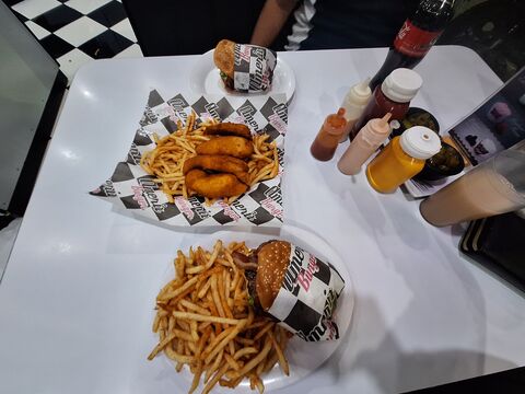 Amerix Burger Trojes image 3
