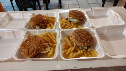 Viña's Burger image 6