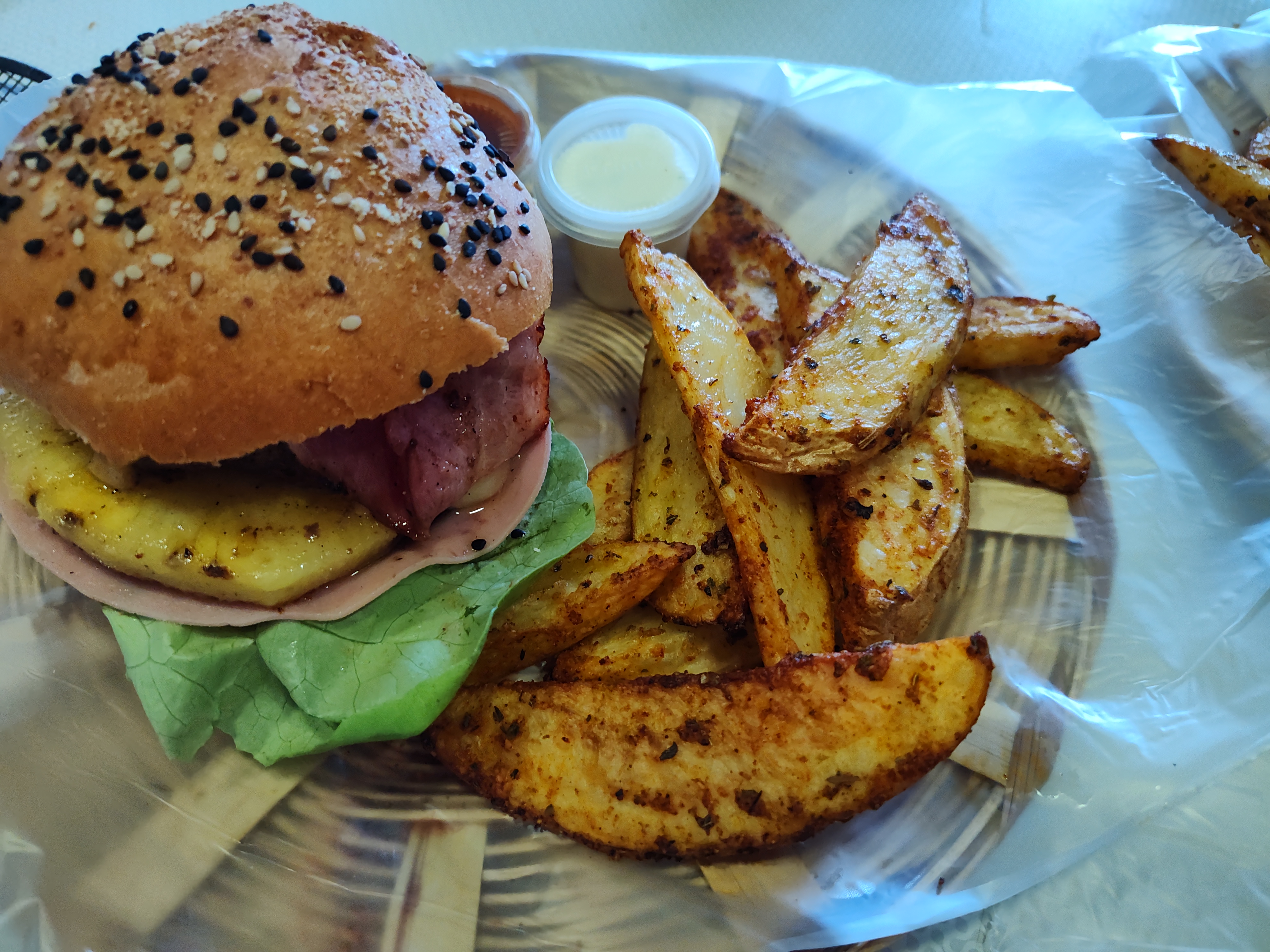 Moyo burguer y pizza inn image 1