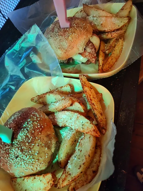 Moyo burguer y pizza inn image 2