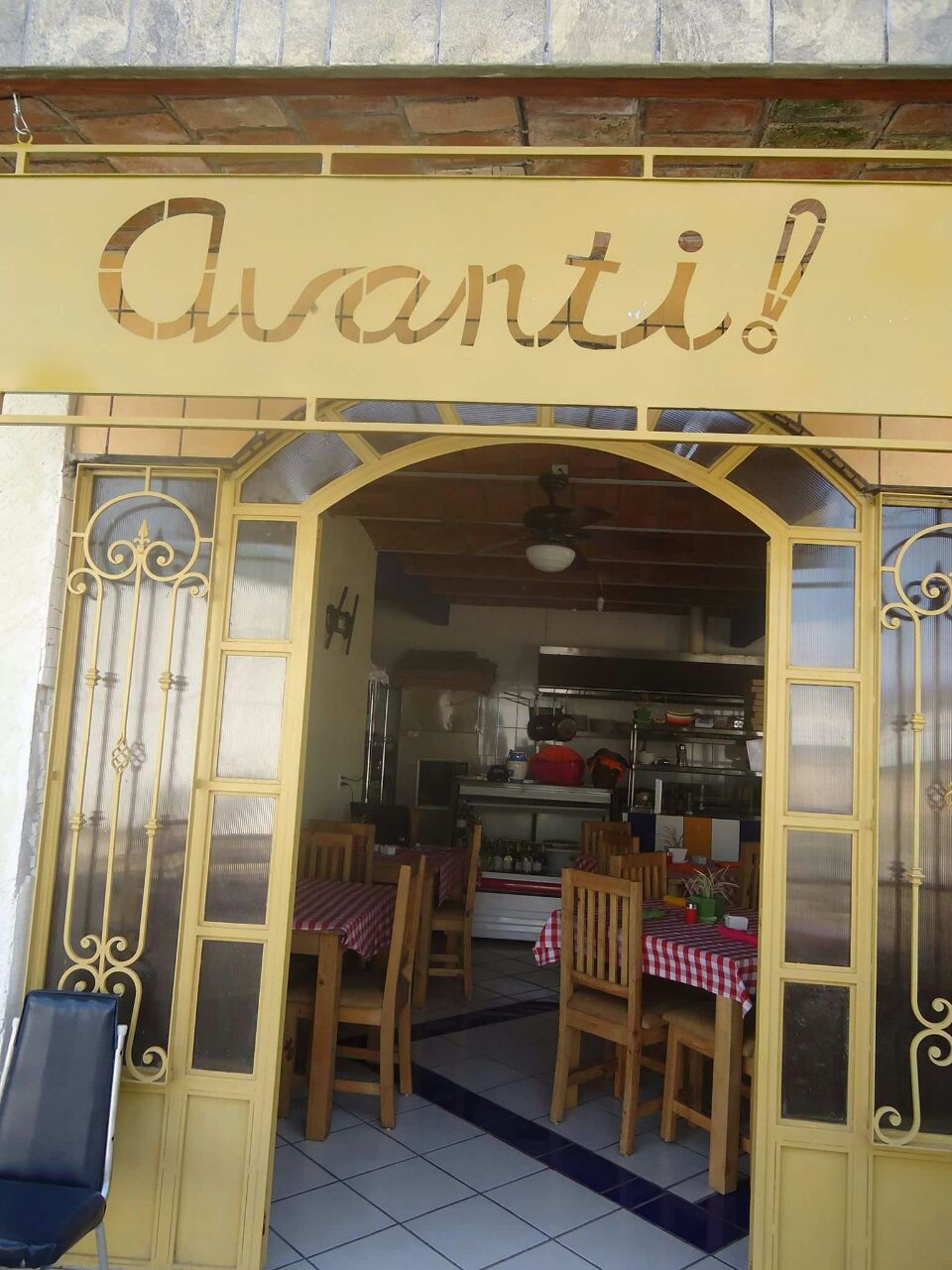 avanti trattoria restaurant image 9