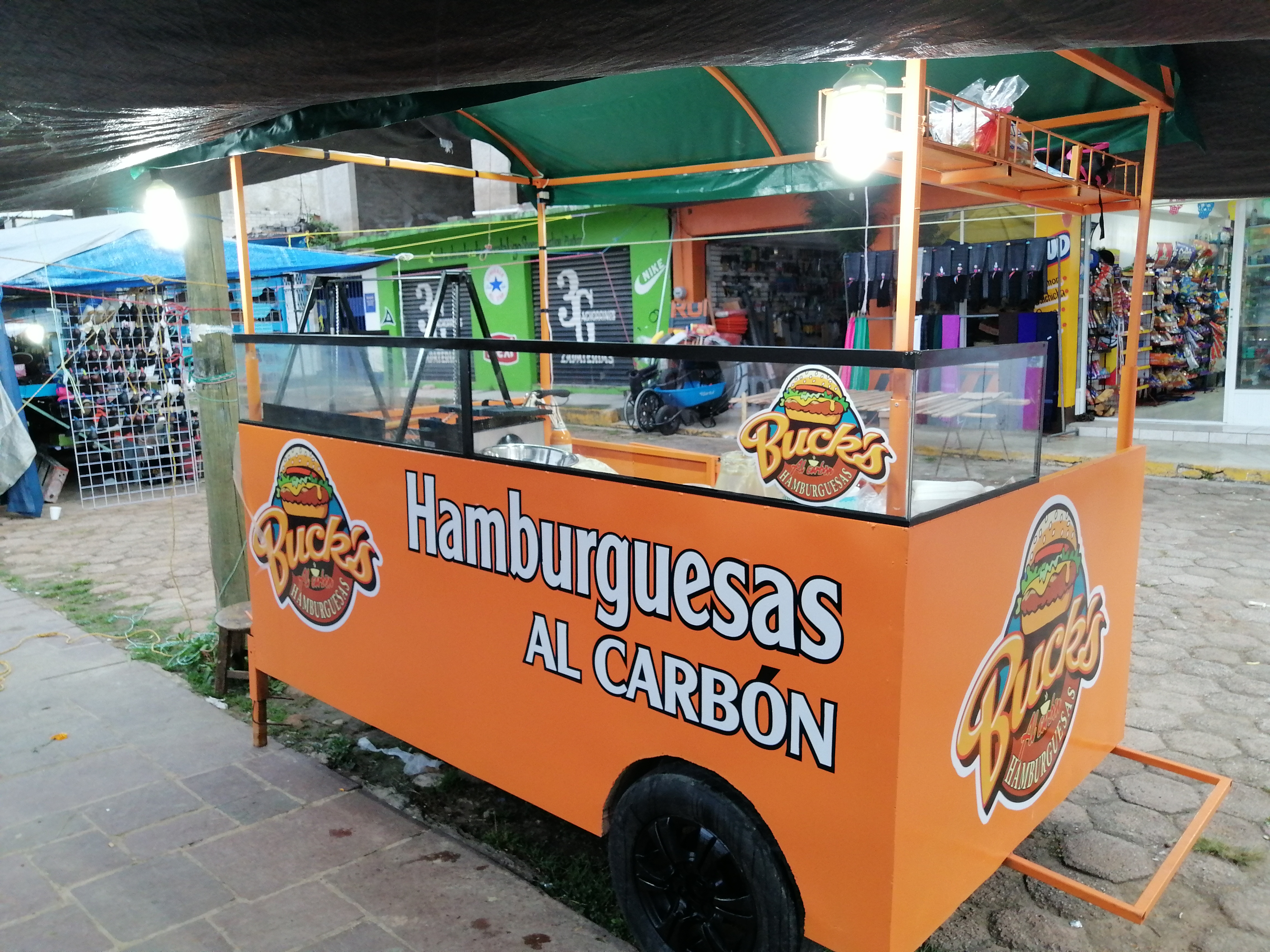 HAMBURGUESAS BUCK'S y BAR "CHILOLOS" image 2